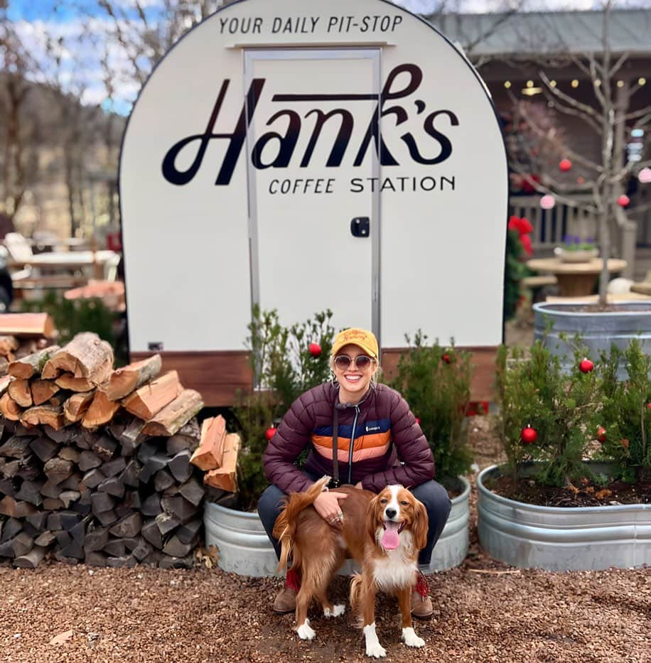 アンナ・キャンプさんのインスタグラム写真 - (アンナ・キャンプInstagram)「When your dog finally walks you to his own coffee station but “forgets” his wallet… again. @hankscoffeestation」12月19日 1時33分 - therealannacamp