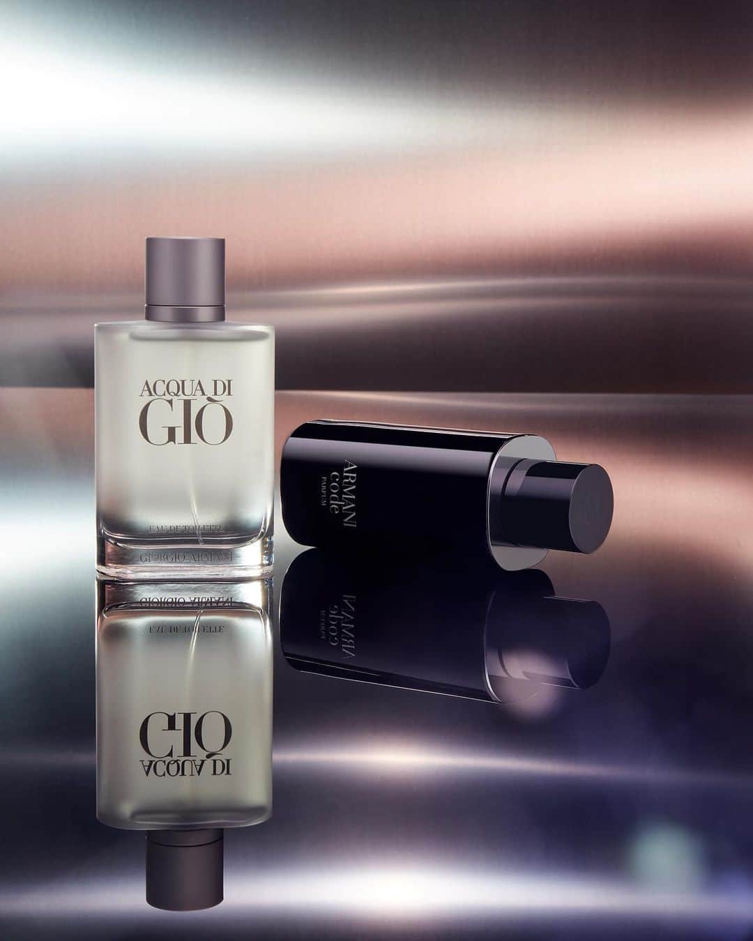 Armani Beautyのインスタグラム：「Signature scents for the Holiday Season. From the mythical and acquatic notes of ACQUA DI GIÒ EAU DE TOILETTE to the strong yet sensitive ARMANI CODE PARFUM, explore the wide range of fragrances that make the perfect gift this year.   #Armanibeauty #ArmaniGift #AcquaDiGio #ArmaniCode  #Fragrance #HolidayFragrance」