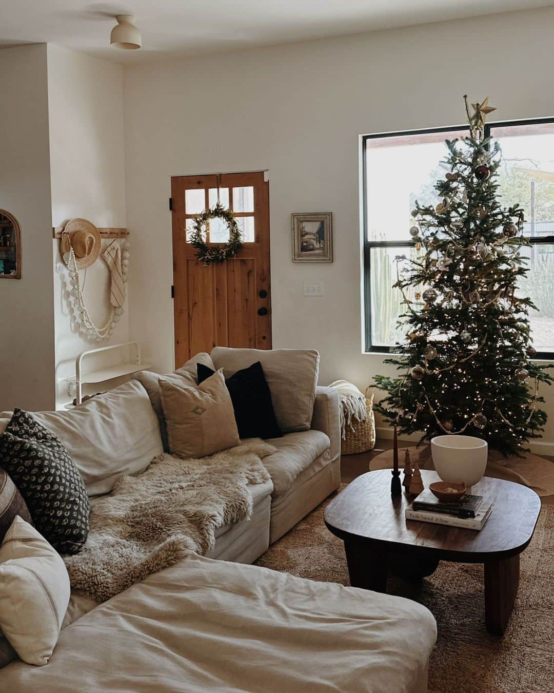 west elmのインスタグラム：「Red and green not your thing? @oursouthwestnest's simple, neutral-toned holiday decor proves that you can do Christmas with any palette.」