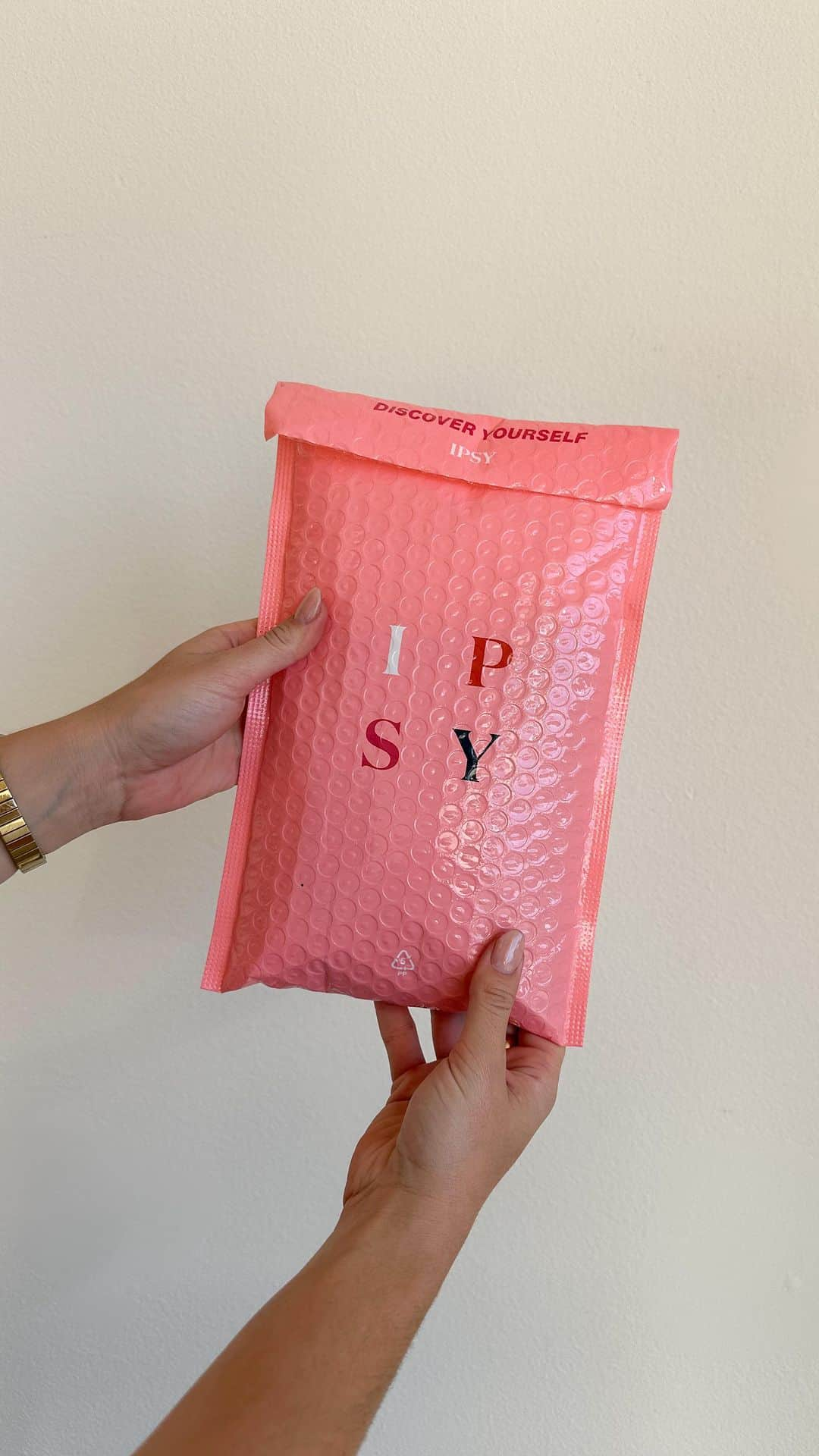 ジュリークのインスタグラム：「did you spot our Softening Rose Body Lotion in this months @ipsy bag? 👀  . . . #jurliqueusa #ipsy #december #ipsydecember #unboxing #ipsybag #skincareobsessed #beautylovers #beautygifts #beautyfinds #skincarefinds #bodycare」