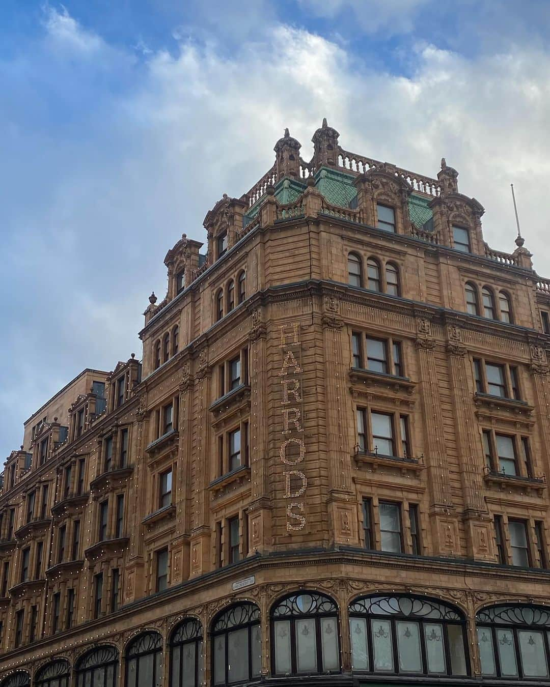 ペルニール・ブルームさんのインスタグラム写真 - (ペルニール・ブルームInstagram)「London mix, part 1 🇬🇧  Quick girls trip to the city with the best Christmas vibes 🎄🥹」12月19日 2時46分 - pernilleblume