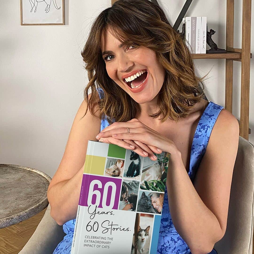Cats of Instagramのインスタグラム：「It’s here! @purinacatchow’s 60 years, 60 stories book, which includes a story from @mandymooremm, is out now! #ad  Thank you to all the cat lovers who took the time to share your stories highlighting the special impact cats have on our lives. This book is a must grab and is sure to put a smile on your face. Each purchase benefits @petpartners and initiatives like their Read with Me™ program, which helps children build literacy skills as they practice reading to therapy animals, including cats. A great book for a great cause! For more details and to get your copy visit catchow.com/60years #catchowpartner」