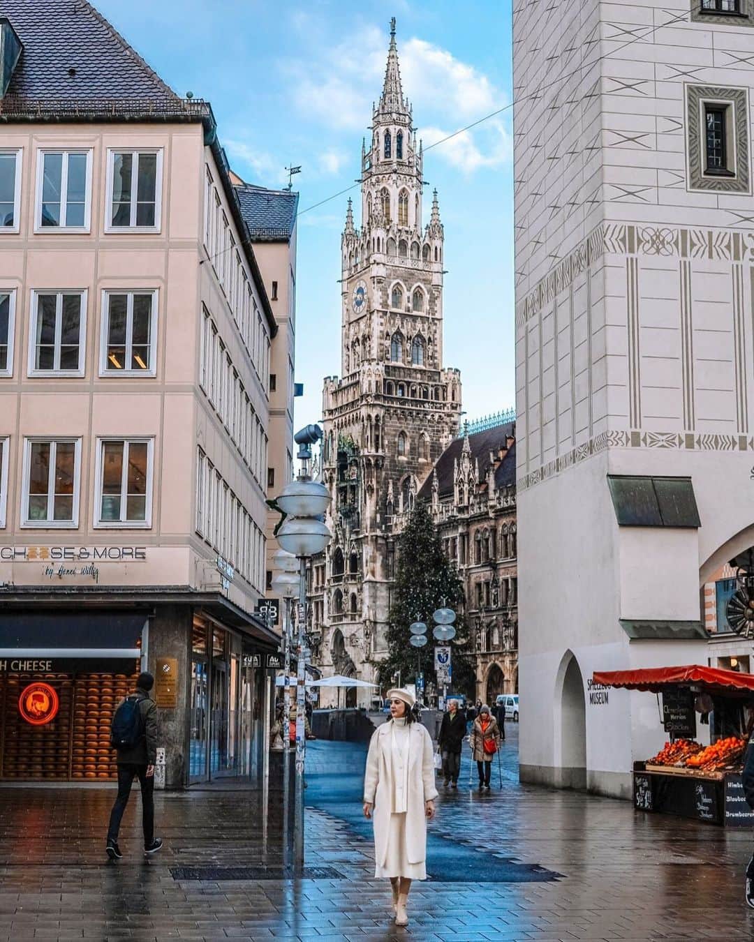 デルタ航空のインスタグラム：「We heard there’s lots of holiday magic waiting in Munich. Drop your fave things to grab at the holiday markets in this beautiful city ⬇️   Photo: @simoes_claudia」