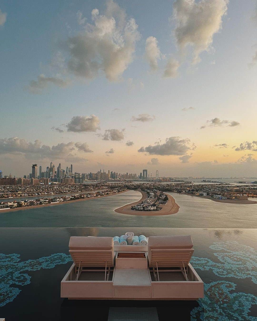 ニオミ・スマートのインスタグラム：「A few more from Dubai before flying home for Christmas 🎄🌟. The most luxurious stay I’ve experienced.  @atlantistheroyal #gifted」