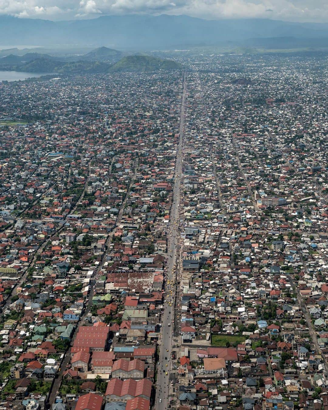 ニューヨーク・タイムズさんのインスタグラム写真 - (ニューヨーク・タイムズInstagram)「Six million people have died and more than six million have been displaced by war in eastern Congo, where a conflict that has dragged on for nearly three decades has created one of the world’s greatest humanitarian crises. It is now lurching into a volatile new phase.  Making sense of the mayhem is not easy. Over 100 armed groups are vying for supremacy across a region of lakes, mountains and rainforests slightly bigger than Florida. Meddlesome foreign powers covet its vast reserves of gold, oil and coltan, a mineral used to make cellphones and electric vehicles. Corruption is endemic. Massacres and rape are common. Amid all that, an election is taking place.  Aid groups struggle to draw attention to the suffering in a country of about 100 million people, even when the numbers affected dwarf those of other crises.  @declanjwalsh, the chief Africa correspondent for The New York Times, and the photographer @arty_bashizi traveled across North Kivu Province in eastern Congo to talk with people affected by the fighting there. Tap the link in our bio to read the full story.」12月19日 4時17分 - nytimes