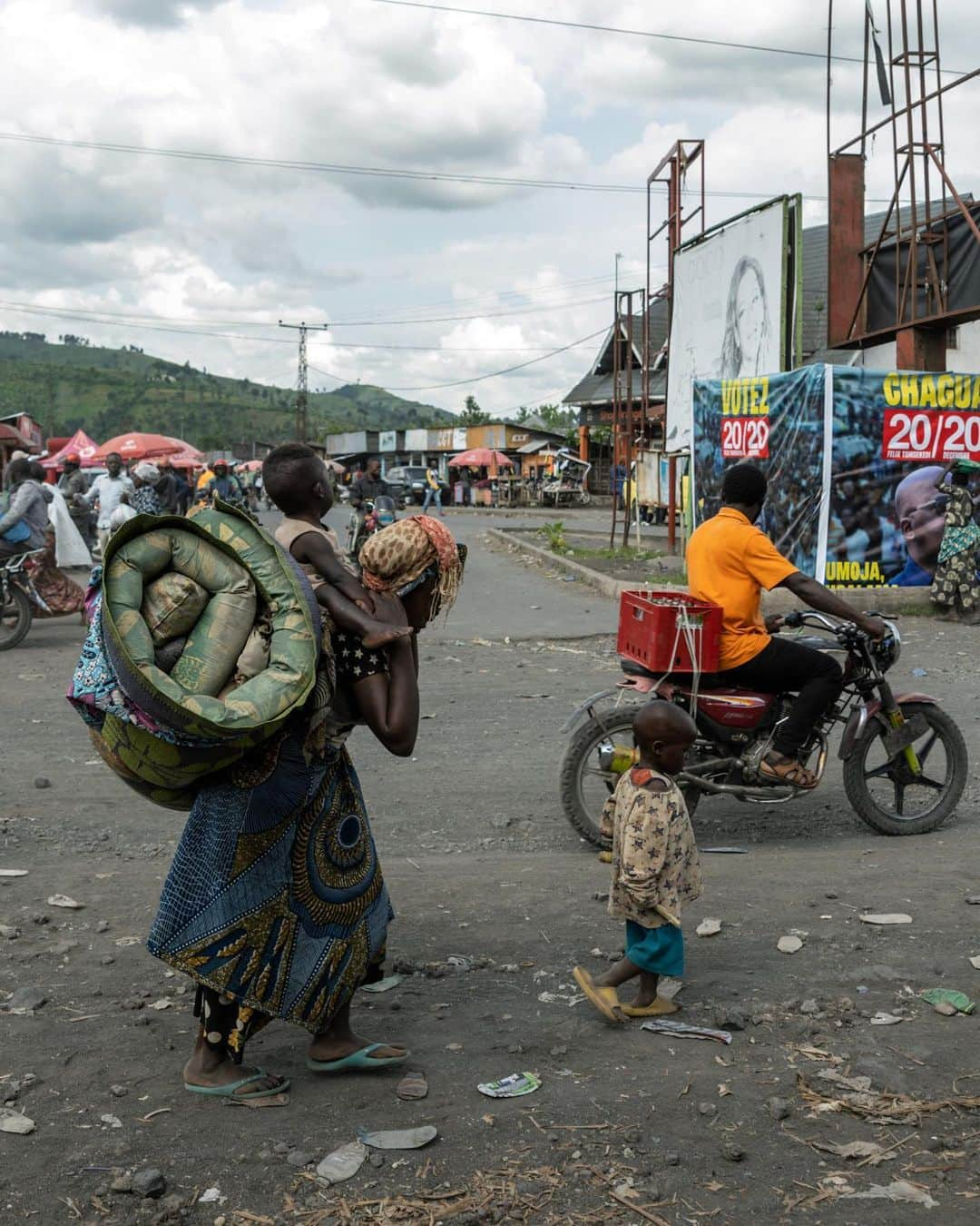 ニューヨーク・タイムズさんのインスタグラム写真 - (ニューヨーク・タイムズInstagram)「Six million people have died and more than six million have been displaced by war in eastern Congo, where a conflict that has dragged on for nearly three decades has created one of the world’s greatest humanitarian crises. It is now lurching into a volatile new phase.  Making sense of the mayhem is not easy. Over 100 armed groups are vying for supremacy across a region of lakes, mountains and rainforests slightly bigger than Florida. Meddlesome foreign powers covet its vast reserves of gold, oil and coltan, a mineral used to make cellphones and electric vehicles. Corruption is endemic. Massacres and rape are common. Amid all that, an election is taking place.  Aid groups struggle to draw attention to the suffering in a country of about 100 million people, even when the numbers affected dwarf those of other crises.  @declanjwalsh, the chief Africa correspondent for The New York Times, and the photographer @arty_bashizi traveled across North Kivu Province in eastern Congo to talk with people affected by the fighting there. Tap the link in our bio to read the full story.」12月19日 4時17分 - nytimes