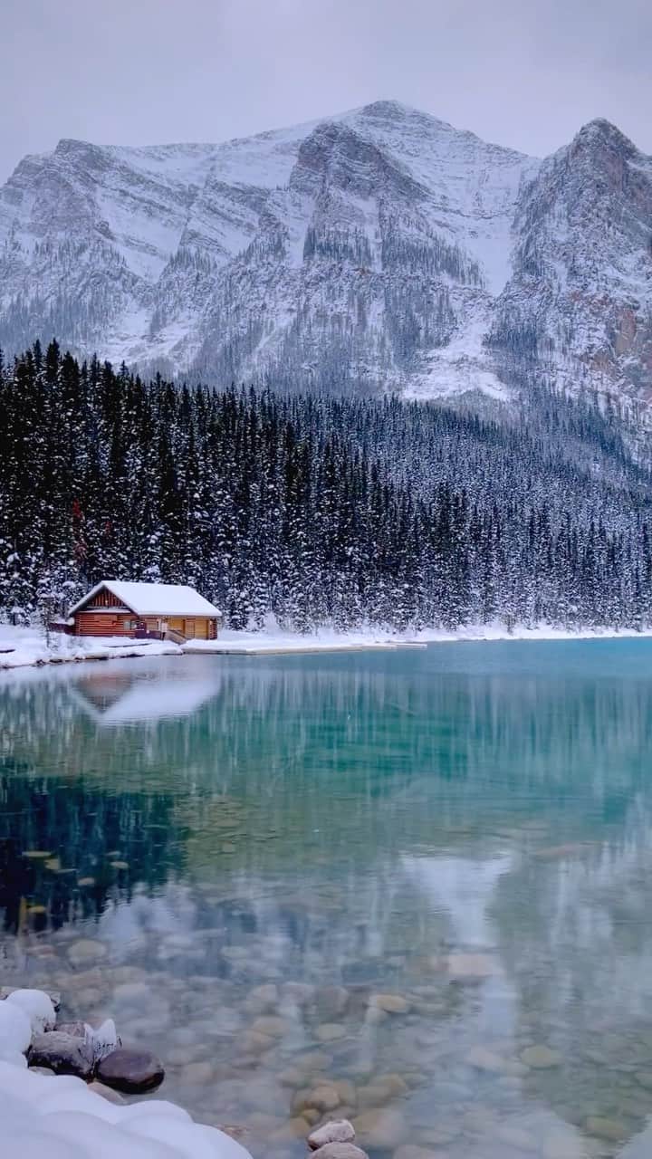BEAUTIFUL DESTINATIONSのインスタグラム：「@taylor_lundin captures this tranquil wintery scene from the shores of lake Louise in Banff, Canada. 🇨🇦❄️ Known for its glacier-fed turquoise waters and the towering peaks beyond, Lake Louise is a stunningly picturesque destination whatever the season. 🏔️   Lake Louise is famous for its stunning turquoise waters, but did you know that the unique color is a result of rock flour from nearby glaciers being washed into the lake? 💙✨🏔️   📽 @taylor_lundin 📍 Lake Louise, Banff, Canada 🎶 Øneheart, reidenshi - snowfall」