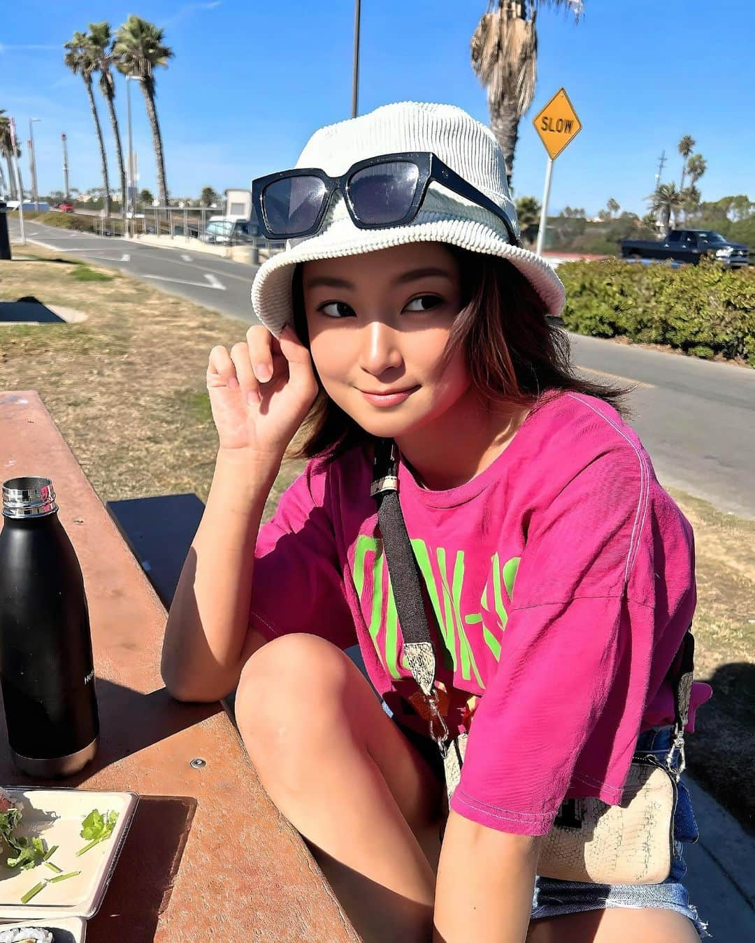 辻井美香のインスタグラム：「brought takeout sushi and had a beach picnic with Happy Dog 😍  ドッグビーチでのびのび走る愛犬♡♡ カリフォルニアは、何個か犬が自由に入れるビーチがあるよ！その一方で、犬が入れないところも多いよ！  #dogbeach #dogbeachday #huntingtonbeach #cali #californialove #californiaadventure #doglover #カリフォルニア #ドッグビーチ」