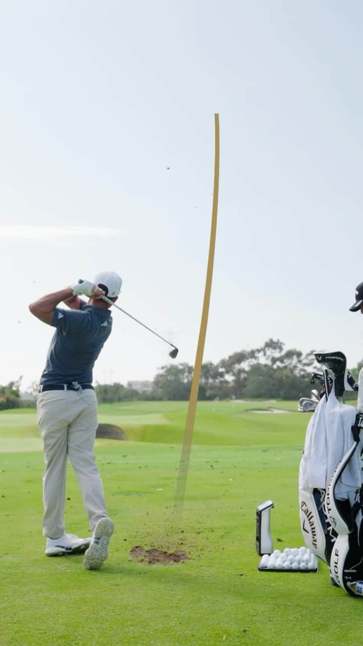 ジョン・ラームのインスタグラム：「A distance control masterclass from @xanderschauffele 🔥  He shows us his off speed, stock and full-tilt shots with PW, 8 iron, driver and more. It’s impressive stuff. Full video through link in bio.」