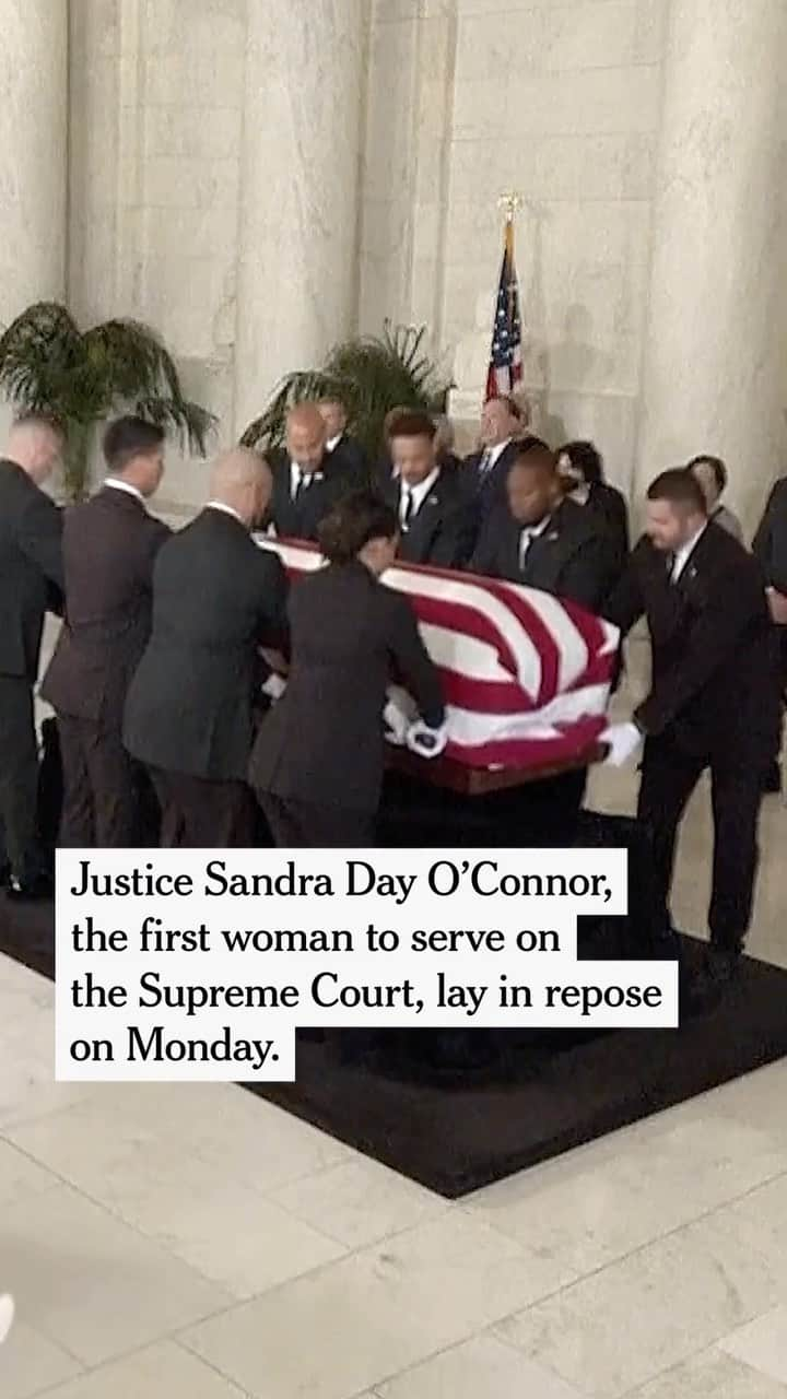 ニューヨーク・タイムズのインスタグラム：「Justice Sandra Day O’Connor Lies in Repose at the Supreme Court  Justice Sandra Day O’Connor, the first woman on the Supreme Court, lay in repose on Monday in the court building where she served for decades. She was often the ideological center, making her one of the most powerful women in America.  The Supreme Court justices, former law clerks and the public gathered on a blustery morning to remember and celebrate O’Connor, who died of complications from dementia this month at 93. “She never disregarded the realities of our country,” Justice Sonia Sotomayor said during remarks at a private ceremony. “The nation was well served by the steady hand and intellect of a justice who never lost sight of how the law affected ordinary people.”  Justice Sotomayor, the third female justice, added that she thought O’Connor would be “smiling, knowing that four sisters serve” on the nine-member court. Tap the link in our bio to read more about Monday’s gathering and read O’Connor’s obituary.」