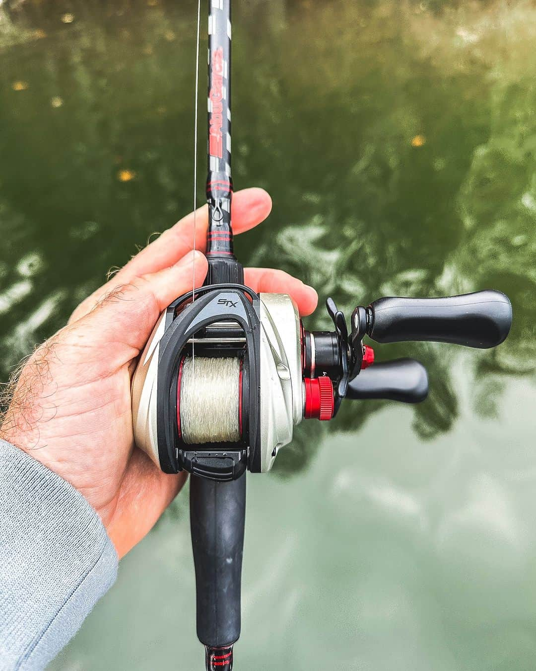 アブガルシアのインスタグラム：「Built for lasting performance. With an 11-bearing system, asymmetrical design & an upgraded gear system, the Revo STX stays silky smooth & well balanced for maxmimum performance on every cast.   #abugarcia #revo #fishtowin #fishing #bassfishing」