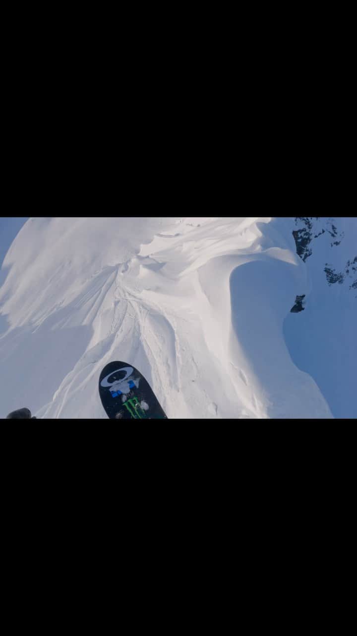 ジェイミー・アンダーソンのインスタグラム：「Don’t forget to breathe! 😅  Favorite @gopro POV from Alaska… Make sure to check out “Reflections” on @shred_bots YouTube for the full clip and more! 💙」