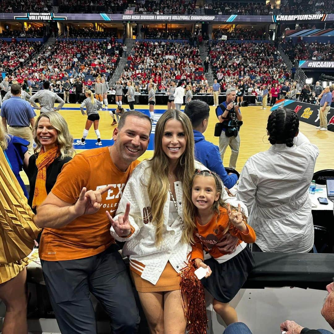 セルヒオ・ガルシアさんのインスタグラム写真 - (セルヒオ・ガルシアInstagram)「Great way to end the season strong for UT Volleyball last night, taking the NCAA title. Hook ‘em! 🤘🏼」12月19日 8時03分 - thesergiogarcia