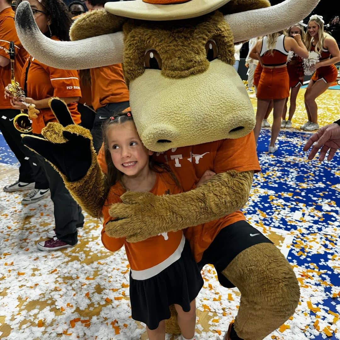 セルヒオ・ガルシアさんのインスタグラム写真 - (セルヒオ・ガルシアInstagram)「Great way to end the season strong for UT Volleyball last night, taking the NCAA title. Hook ‘em! 🤘🏼」12月19日 8時03分 - thesergiogarcia