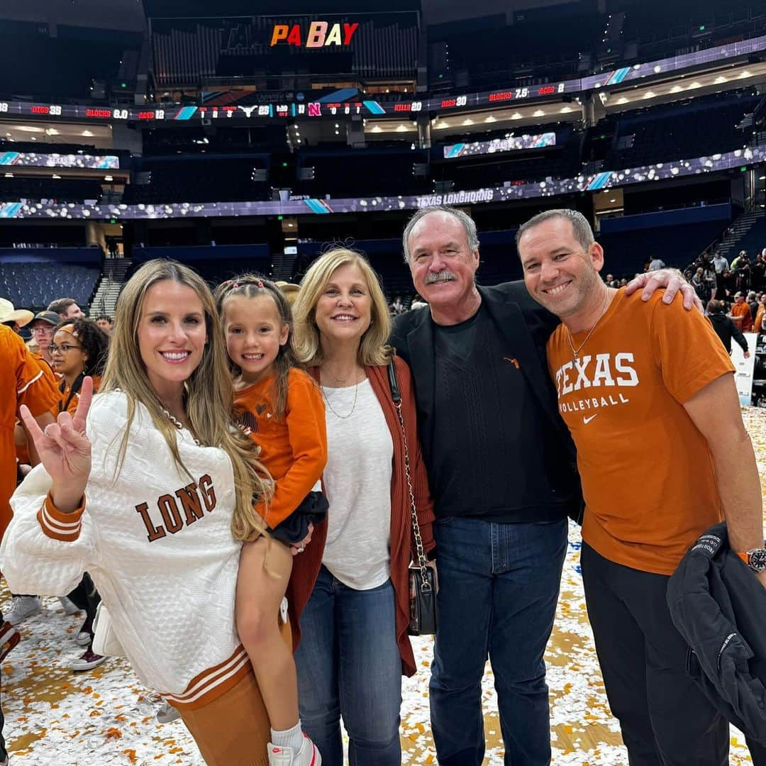 セルヒオ・ガルシアさんのインスタグラム写真 - (セルヒオ・ガルシアInstagram)「Great way to end the season strong for UT Volleyball last night, taking the NCAA title. Hook ‘em! 🤘🏼」12月19日 8時03分 - thesergiogarcia