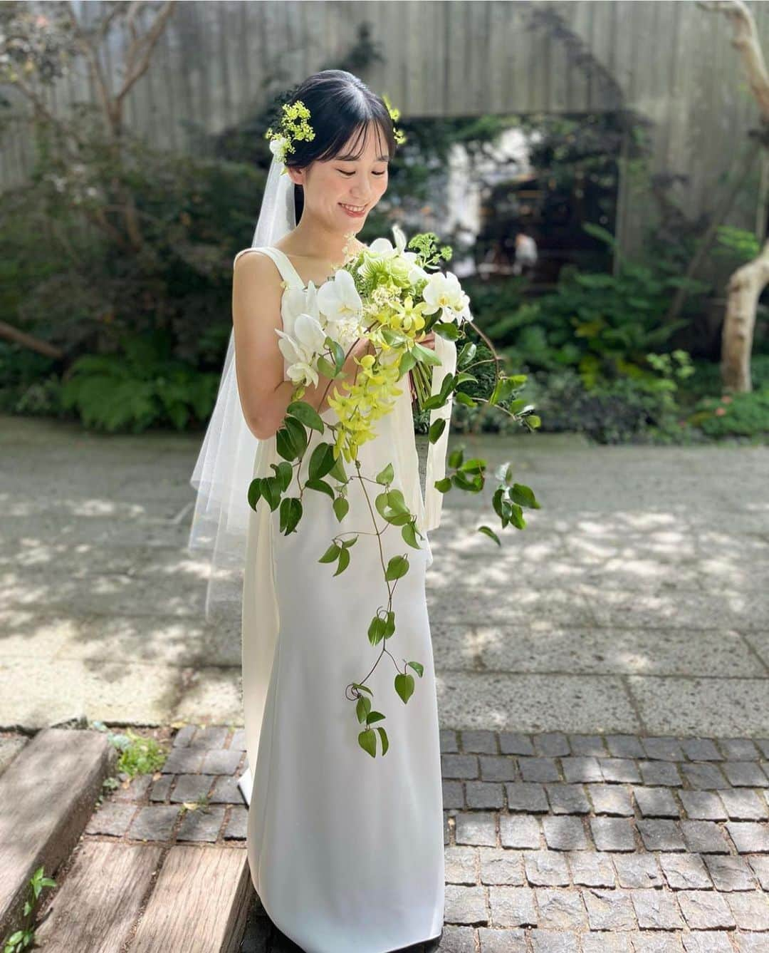 ウェディングヘアメイクルーチェのインスタグラム：「グリーンのアレンジ🌿  プロデュース @cherish.wedding   💄@wedding_luce  #花嫁ヘア #レストランウェディング #茅ヶ崎ウェディング  #プレ花嫁準備 #ブライダルヘアメイク  #ヘアメイクルーチェ  #ウェディングヘアメイク」