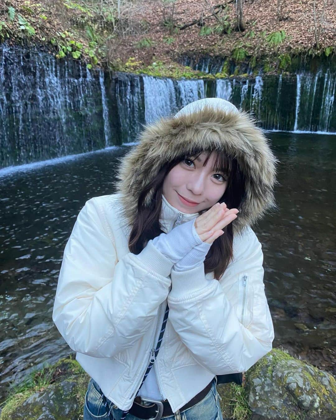 東ノエルのインスタグラム：「ヘンテコポーズ🙏🏻in長野🗻  まつ毛は安定の @une_fleur_eyelash  @une_fleur_manatsu さん ありがとうございました🧚‍♀️  #une_fleur #pr」