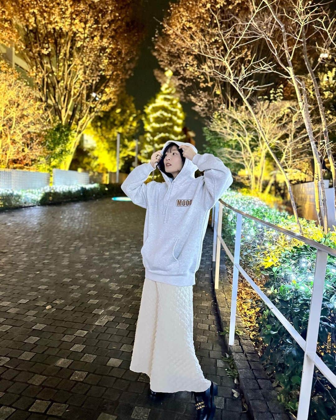 福田朱子さんのインスタグラム写真 - (福田朱子Instagram)「外歩くとキラキラしてて楽しいね✨ . 寒い日ほど空気が澄んでる感じして、寒い日ほどイルミネーションが暖かく感じる☺️ . . @daiki_watanabe1990 渡辺大貴くんが立ち上げたブランド #_mood @space_mood_d  . のトレーナー？パーカー？ フーディー？hoodie！！ . そう、ふーでぃ！！ww . . おニューの白スカートと🤍 スカートは割とお姉さん系の @resexxy_official ので一目惚れしたんだけど、ふーでぃーと合わせられるのもよいね🤍 . . だいきくんと共演したの何年前だろ？w . . 好きなことに向かってガツガツチャレンジして進んでて🤩 同年代だからパワーもらえるよね🔥 . . #hoodie #illumination」12月19日 18時54分 - syuko29