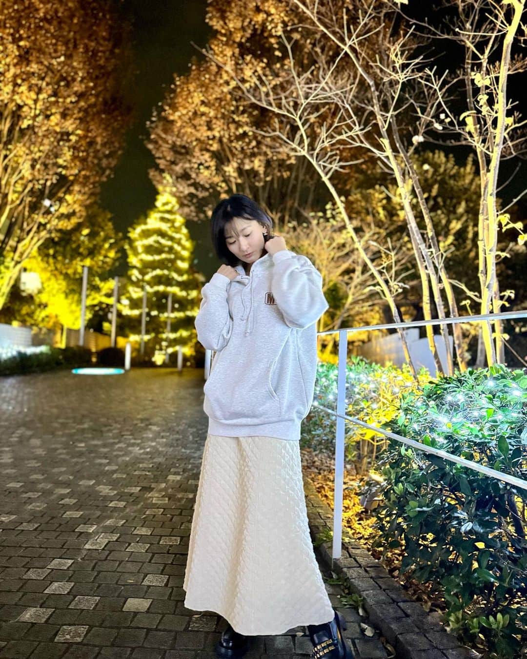 福田朱子さんのインスタグラム写真 - (福田朱子Instagram)「外歩くとキラキラしてて楽しいね✨ . 寒い日ほど空気が澄んでる感じして、寒い日ほどイルミネーションが暖かく感じる☺️ . . @daiki_watanabe1990 渡辺大貴くんが立ち上げたブランド #_mood @space_mood_d  . のトレーナー？パーカー？ フーディー？hoodie！！ . そう、ふーでぃ！！ww . . おニューの白スカートと🤍 スカートは割とお姉さん系の @resexxy_official ので一目惚れしたんだけど、ふーでぃーと合わせられるのもよいね🤍 . . だいきくんと共演したの何年前だろ？w . . 好きなことに向かってガツガツチャレンジして進んでて🤩 同年代だからパワーもらえるよね🔥 . . #hoodie #illumination」12月19日 18時54分 - syuko29