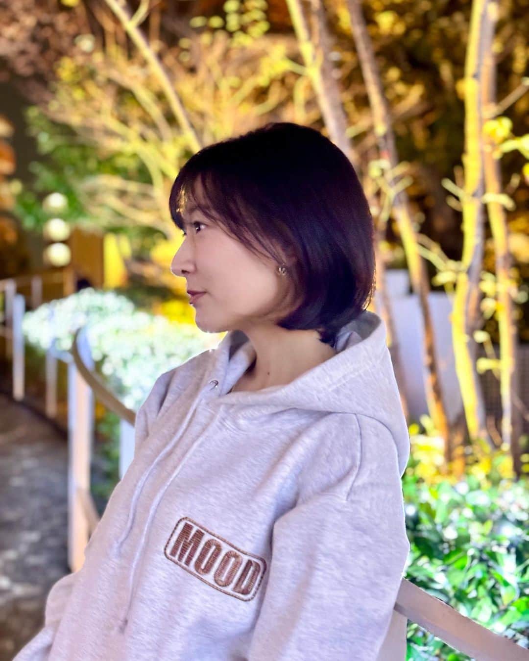 福田朱子さんのインスタグラム写真 - (福田朱子Instagram)「外歩くとキラキラしてて楽しいね✨ . 寒い日ほど空気が澄んでる感じして、寒い日ほどイルミネーションが暖かく感じる☺️ . . @daiki_watanabe1990 渡辺大貴くんが立ち上げたブランド #_mood @space_mood_d  . のトレーナー？パーカー？ フーディー？hoodie！！ . そう、ふーでぃ！！ww . . おニューの白スカートと🤍 スカートは割とお姉さん系の @resexxy_official ので一目惚れしたんだけど、ふーでぃーと合わせられるのもよいね🤍 . . だいきくんと共演したの何年前だろ？w . . 好きなことに向かってガツガツチャレンジして進んでて🤩 同年代だからパワーもらえるよね🔥 . . #hoodie #illumination」12月19日 18時54分 - syuko29