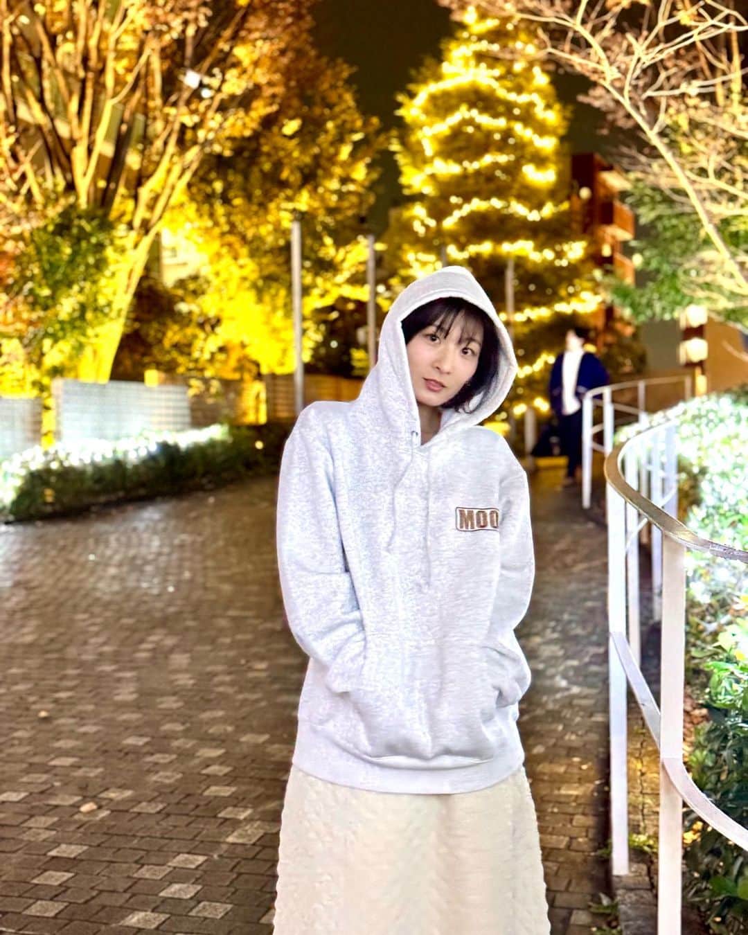 福田朱子さんのインスタグラム写真 - (福田朱子Instagram)「外歩くとキラキラしてて楽しいね✨ . 寒い日ほど空気が澄んでる感じして、寒い日ほどイルミネーションが暖かく感じる☺️ . . @daiki_watanabe1990 渡辺大貴くんが立ち上げたブランド #_mood @space_mood_d  . のトレーナー？パーカー？ フーディー？hoodie！！ . そう、ふーでぃ！！ww . . おニューの白スカートと🤍 スカートは割とお姉さん系の @resexxy_official ので一目惚れしたんだけど、ふーでぃーと合わせられるのもよいね🤍 . . だいきくんと共演したの何年前だろ？w . . 好きなことに向かってガツガツチャレンジして進んでて🤩 同年代だからパワーもらえるよね🔥 . . #hoodie #illumination」12月19日 18時54分 - syuko29