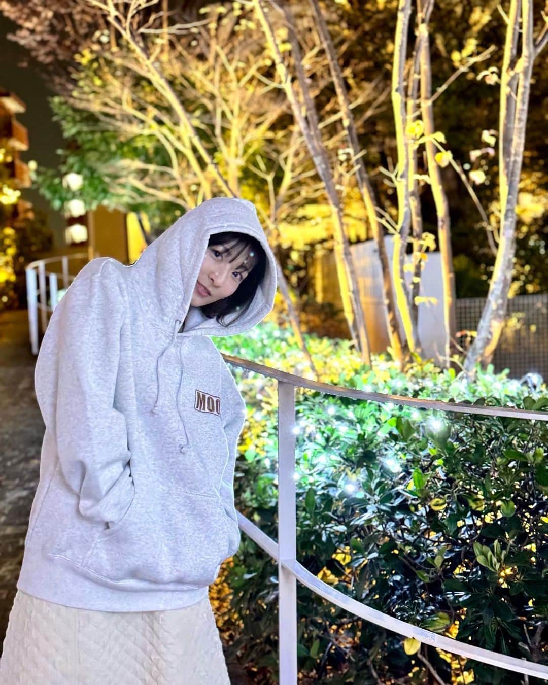 福田朱子さんのインスタグラム写真 - (福田朱子Instagram)「外歩くとキラキラしてて楽しいね✨ . 寒い日ほど空気が澄んでる感じして、寒い日ほどイルミネーションが暖かく感じる☺️ . . @daiki_watanabe1990 渡辺大貴くんが立ち上げたブランド #_mood @space_mood_d  . のトレーナー？パーカー？ フーディー？hoodie！！ . そう、ふーでぃ！！ww . . おニューの白スカートと🤍 スカートは割とお姉さん系の @resexxy_official ので一目惚れしたんだけど、ふーでぃーと合わせられるのもよいね🤍 . . だいきくんと共演したの何年前だろ？w . . 好きなことに向かってガツガツチャレンジして進んでて🤩 同年代だからパワーもらえるよね🔥 . . #hoodie #illumination」12月19日 18時54分 - syuko29