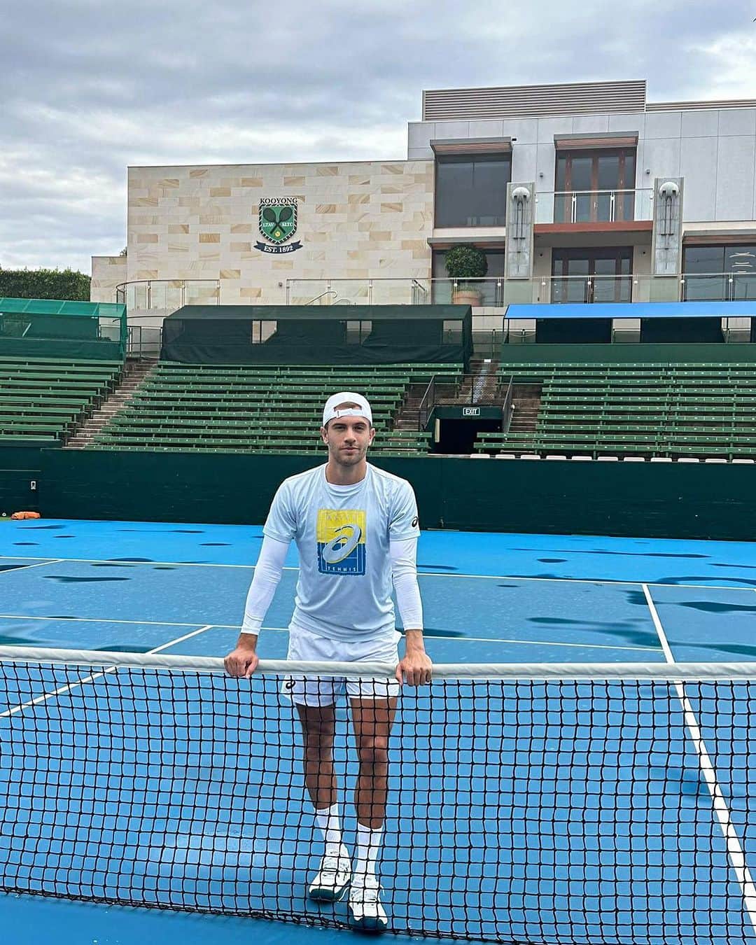 ボルナ・チョリッチのインスタグラム：「@kooyonglawntennisclub big thanks for letting us practice at this great place with amazing history💪😎😁」