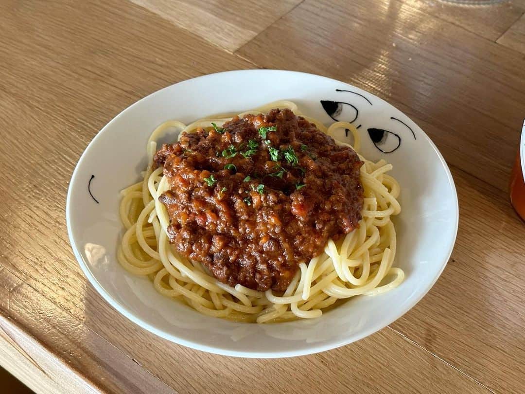 DJみそしるとMCごはんのインスタグラム：「日曜日は夢眠書店さんで『ぺこみその会〜スパゲッティの宴〜』を開催しました！  はらぺこめがねのかおりさんが一枚ずつ手描きした器に、夢眠書店のシェフ・まあちゃんがお手製のミートソーススパゲッティを盛り付けると、絵本から飛び出したような一皿が完成！！物語と味がセットで記憶に残るって贅沢な体験だ！ わたしは #スパゲッティのうた を元に作った曲（はらぺこめがね家のコーラス入り）を歌いました✌️ イベントを一緒に計画してくれたねむちゃんも、産休中に急遽かけてつけてくれて全員大集合！✊✨  みんなでスパゲッティのうた三昧！最高の宴になりました！お越しくださったみなさん、夢眠書店のみなさん、はらぺこめがね家のみなさん、あかね書房の榎さん、本当にありがとうございました！！  @harapekomegane_shinya  @harapekomegane_kaori  @yumemibooks  @maatamagosan」
