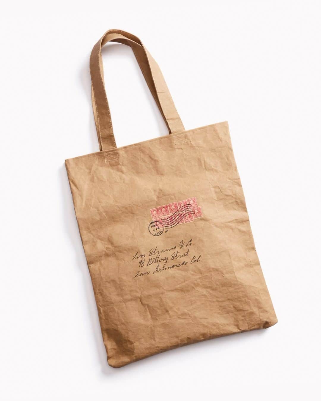 Levi's Japanのインスタグラム：「Limited-edition Homer Campbell 501®  アリゾナ州の鉱山労働者だったホーマー・キャンベルの伝説的な1本を復刻。   12月21日（木）RedTab™会員限定先行販売 12月22日（金）一般発売   発売店舗： リーバイス®原宿フラッグシップストア リーバイス®公式オンラインストア ※オンライン先行発売で完売になった場合はオンラインストアでの一般発売はございません   1917年、アリゾナ州の鉱山労働者であったHomer Campbell（ホーマー・キャンベル）は、鉱山での労働という過酷な環境にも十分耐えられるというリベット留めのLevi’s® 501®オーバーオールを買い求めました。 ホーマーは3年間という長い間、日曜日以外の週に6日、毎日このオーバーオールを穿き続けました。フライとウエストバンドのボタンを交換し、裾を縫い、右腿にツールポケットを縫い付けるなど、手厚い補修を施した後、ホーマーは当時Levi’s®が宣伝している「破れたら無料で新しい一本を交換する」という保証を試してみることにしたのです。 そこで彼は501®オーバーオールを梱包し、サンフランシスコのリーバイ・ストラウス社に小包を郵送したのでした。  このホーマーから送られてきた501®は、Levi’s®が所有するアーカイブの初期のコレクションのひとつで、長い間、世界中のあらゆる場所で展示されてきました。  そして今回、ホーマーにまつわるストーリーと501®の150周年を記念して復刻、1920年の日付が入ったアリゾナ州の消印が押されたヴィンテージ風の小包に入れられ、まるでホーマー本人から受け取った小包かのようなパッケージで登場します。  #150YearsOf501​ #LevisVintageClothing」