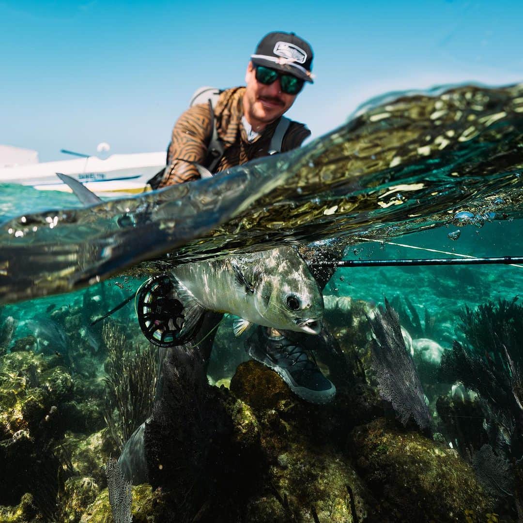 Costa Sunglassesのインスタグラム：「The flats of Belize are calling and we must go!   We’ve teamed up with some awesome brands to offer a once in a lifetime prize package. One lucky winner will take home the Flats Getaway Giveaway “Grand Prize Package” worth over $14,000 in gear including a pair of Costa King Tides, and an all-inclusive fly fishing package at Blue Horizon Belize.   To Enter: 1. Like this post 2. Tag two friends in the comments 3. Go to @flylords link in bio to fill out the entry form 4. Bonus entry if you share this post to your story   Giveaway is open to U.S. residents only. Final day to enter is December 19, 2023. Full prize list and giveaway rules can be found in the @flylords link in bio. No purchase necessary.   📸: @zentosahn   #FlatsGetawayGiveaway #Flylords #FlatsFishing  *PLEASE NOTE: A winner will be contacted on December 20th, 2023 via email, not through Instagram. Please disregard any communications via Instagram from fake accounts impersonating our own.」