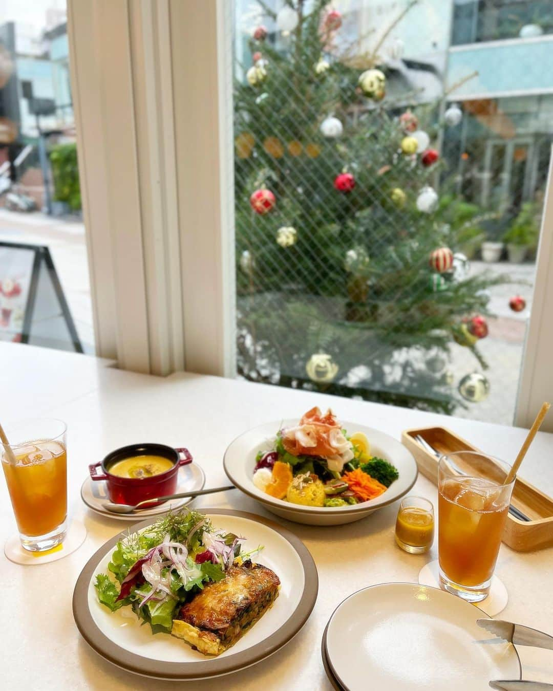 東條恭子のインスタグラム：「😋💛 ⁡ ⁡ 今年オープン! 旬なお野菜や果物が美味しくいただける ヘルシーカフェ @dek_aoyama でランチ🎄💫✨ ⁡ とっても居心地の良いおしゃれなカフェレストランで メニューも全部トライしたくなります..🤭🥞🤍💭 大好きなプランテーションアイスティーもあって喜び🫶🏻🍹 (日本もハワイ並みに常に置いていてほしいなぜないの🤣) ⁡ ⁡ ずっとゆっくりデートしたかった同じく#2023花嫁  のピアニスト萌里ちゃん @moeri_st と たくさんお話し出来て姉さん← 幸せ☺️🫶🏻🪽🪽✨ 愛に溢れていて洗練された萌里ちゃんといると こちらまで清らかな気持ちに🤍 ⁡その佇まいや努力を尊敬&自慢のお友達a.k.a.天使🥹💛 彼女の魅力は書ききれません♡♡♡💭 こんな妹が欲しかった連れ回しちゃう!← またデートしようねありがとうらぶ!🥰🫶🏻🫶🏻♥️ ⁡ ⁡ ⁡ #dek #dek青山 #dek_aoyama #dek_kitchen #表参道 #ヘルシーランチ #ヘルシーごはん #青山カフェ #からだにやさしいごはん #女子会ランチ #女子会 #青山 #カフェランチ #カフェ巡り好きな人と繋がりたい #表参道カフェ #表参道グルメ #カフェ巡り #カフェ部 #カフェ活 #表参道ランチ」