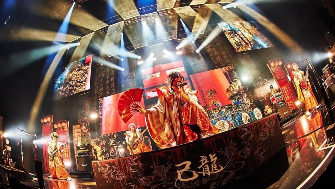 己龍さんのインスタグラム写真 - (己龍Instagram)「12月18日 Zepp Haneda 己龍生誕十六周年記念公演「拾陸周年」 来場そして配信からの参戦ありがとうございました！  また逢える日まで。  #己龍 #黒崎眞弥 #酒井参輝 #九条武政 #一色日和 #遠海准司 #己龍生誕十六周年記念公演 #拾陸周年」12月19日 11時39分 - kiryu_official_1216