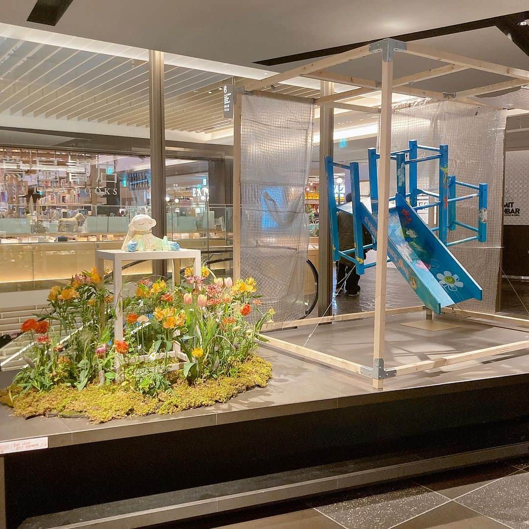 銀座 蔦屋書店さんのインスタグラム写真 - (銀座 蔦屋書店Instagram)「タカハシマホの作品展「MUYU MUFU（No sorrow, no wind」  店内アートウォール、スターバックス前にて、アーティスト・タカハシマホ個展「MUYU MUFU (No sorrow, no wind」を開催中です。新作15点を展示しています。 1月5日(金)まで。  タカハシマホは、自分自身の幼少期の記憶に向き合うことで見つけた少女像である「ANOKO」を描くことで、鑑賞者の心に寄り添う作品を制作するアーティストです。20歳でデザインの専門学校を卒業後、4年間商業イラストやデザイン関連の仕事をするなかで務めた美術系のクラスの講師としての経験が、自身のアートへの想いに気付くきっかけとなりました。アーティストとしての歩みを決意し、才能のひしめくアートの世界で生き抜くため、自分に向き合う機会としてカウンセリングを受ける機会を得たタカハシは、そこで自分の中にある幼い頃の触れたくない記憶やトラウマを見出します。やがて現在の自分を受け入れることで「自分自身の幼少期の記憶」を創作のテーマとして見出しました。そして私的な思索を重ねるにつれて、以前は日本画的で写実的だった表現がアイコニックなものとなり、個人的な経験から生まれた少女像は、誰もが自己投影できる存在となっていきました。  「共感」と「共有」を大切にしているというタカハシは、誰の記憶にも在るという意味でその存在を「あの子（ANOKO）」と名付けています。作品のなかによく見られる金箔は、「ANOKO」の存在をより普遍的なものへと開く触媒となっています。その輝きで人々を魅了する「金」が「ANOKO」の記憶の価値の永続性を表すと同時に、創作の源流にある、日本の伝統文化や仏教に接続するメタファーとしても機能しています。  幼少の記憶を契機として、「ゆれる」というインナーチャイルドをコンセプトにした作品を制作し、次に神という存在を意識した「風神雷神」へ、そして仏教と日本文化の融合というべき「山川草木悉皆成仏」へ。確固たるテーマを持ちつつ、タカハシマホの作品は今も変化を遂げています。本展では、キャンバス、パネル、立体、インスタレーションとバリエーション豊かにその世界を表現します。    ■ステートメント タカハシマホの作品に登場するキャラクターは、現代を象徴する少女像である。 幼少期の全ての記憶と経験は、人として成育するうえで重要な軸となり、支えとなる。 タカハシはそういった幼少期を形成した過去の経験や体験を原点としつつ、現代的少女像「ANOKO」を制作している。それは自分自身のための聖域であり、祈りのようなものでもある。豊かな時代が生んだ平和と平等を願う象徴なのだ。    ■販売について 作品は銀座 蔦屋書店店頭と、アートのオンラインマーケットプレイス「OIL by 美術⼿帖」にて販売中です。  ▶OIL by 美術手帖 https://oil.bijutsutecho.com/gallery/730  ■展覧会詳細 タカハシマホ「MUYU MUFU（No sorrow, no wind」 会期：2023年12月16日（土）～1月5日（金）※終了⽇は変更になる場合があります。 時間：10:30～21:00 会場：銀座 蔦屋書店アートウォール　スターバックス前 料金：無料 主催：銀座 蔦屋書店 お問い合わせ：03-3575-7755(営業時間内) / info.ginza@ccc.co.jp    ▶詳細はこちら https://store.tsite.jp/ginza/blog/art/37175-1447041114.html  #タカハシマホ #現代美術 #現代アート #少女像 #インナーチャイルド #個展 #絵画展 #展覧会 #MahoTakahashi #現代アート #現代美術 #contemporaryart #contemporaryartist #tokyo #tokyoart #tokyoartgallery #当代艺术 #gsix #ginzasix #銀座 #蔦屋書店 #ginza #銀座蔦屋書店 #ginzatsutayabooks #tsutayabooks @t.maho_art」12月19日 11時50分 - ginza_tsutayabooks