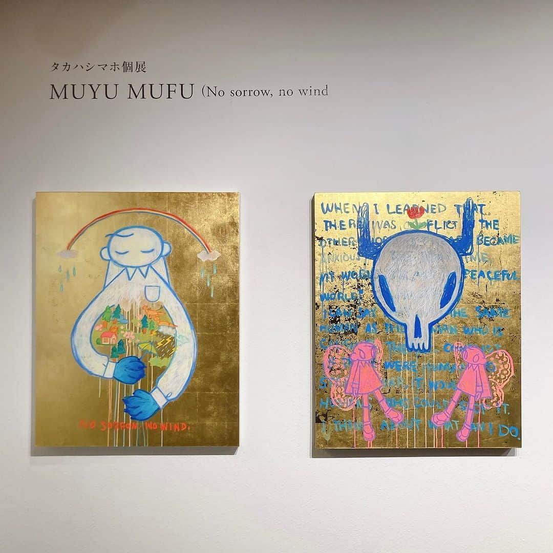 銀座 蔦屋書店さんのインスタグラム写真 - (銀座 蔦屋書店Instagram)「タカハシマホの作品展「MUYU MUFU（No sorrow, no wind」  店内アートウォール、スターバックス前にて、アーティスト・タカハシマホ個展「MUYU MUFU (No sorrow, no wind」を開催中です。新作15点を展示しています。 1月5日(金)まで。  タカハシマホは、自分自身の幼少期の記憶に向き合うことで見つけた少女像である「ANOKO」を描くことで、鑑賞者の心に寄り添う作品を制作するアーティストです。20歳でデザインの専門学校を卒業後、4年間商業イラストやデザイン関連の仕事をするなかで務めた美術系のクラスの講師としての経験が、自身のアートへの想いに気付くきっかけとなりました。アーティストとしての歩みを決意し、才能のひしめくアートの世界で生き抜くため、自分に向き合う機会としてカウンセリングを受ける機会を得たタカハシは、そこで自分の中にある幼い頃の触れたくない記憶やトラウマを見出します。やがて現在の自分を受け入れることで「自分自身の幼少期の記憶」を創作のテーマとして見出しました。そして私的な思索を重ねるにつれて、以前は日本画的で写実的だった表現がアイコニックなものとなり、個人的な経験から生まれた少女像は、誰もが自己投影できる存在となっていきました。  「共感」と「共有」を大切にしているというタカハシは、誰の記憶にも在るという意味でその存在を「あの子（ANOKO）」と名付けています。作品のなかによく見られる金箔は、「ANOKO」の存在をより普遍的なものへと開く触媒となっています。その輝きで人々を魅了する「金」が「ANOKO」の記憶の価値の永続性を表すと同時に、創作の源流にある、日本の伝統文化や仏教に接続するメタファーとしても機能しています。  幼少の記憶を契機として、「ゆれる」というインナーチャイルドをコンセプトにした作品を制作し、次に神という存在を意識した「風神雷神」へ、そして仏教と日本文化の融合というべき「山川草木悉皆成仏」へ。確固たるテーマを持ちつつ、タカハシマホの作品は今も変化を遂げています。本展では、キャンバス、パネル、立体、インスタレーションとバリエーション豊かにその世界を表現します。    ■ステートメント タカハシマホの作品に登場するキャラクターは、現代を象徴する少女像である。 幼少期の全ての記憶と経験は、人として成育するうえで重要な軸となり、支えとなる。 タカハシはそういった幼少期を形成した過去の経験や体験を原点としつつ、現代的少女像「ANOKO」を制作している。それは自分自身のための聖域であり、祈りのようなものでもある。豊かな時代が生んだ平和と平等を願う象徴なのだ。    ■販売について 作品は銀座 蔦屋書店店頭と、アートのオンラインマーケットプレイス「OIL by 美術⼿帖」にて販売中です。  ▶OIL by 美術手帖 https://oil.bijutsutecho.com/gallery/730  ■展覧会詳細 タカハシマホ「MUYU MUFU（No sorrow, no wind」 会期：2023年12月16日（土）～1月5日（金）※終了⽇は変更になる場合があります。 時間：10:30～21:00 会場：銀座 蔦屋書店アートウォール　スターバックス前 料金：無料 主催：銀座 蔦屋書店 お問い合わせ：03-3575-7755(営業時間内) / info.ginza@ccc.co.jp    ▶詳細はこちら https://store.tsite.jp/ginza/blog/art/37175-1447041114.html  #タカハシマホ #現代美術 #現代アート #少女像 #インナーチャイルド #個展 #絵画展 #展覧会 #MahoTakahashi #現代アート #現代美術 #contemporaryart #contemporaryartist #tokyo #tokyoart #tokyoartgallery #当代艺术 #gsix #ginzasix #銀座 #蔦屋書店 #ginza #銀座蔦屋書店 #ginzatsutayabooks #tsutayabooks @t.maho_art」12月19日 11時50分 - ginza_tsutayabooks