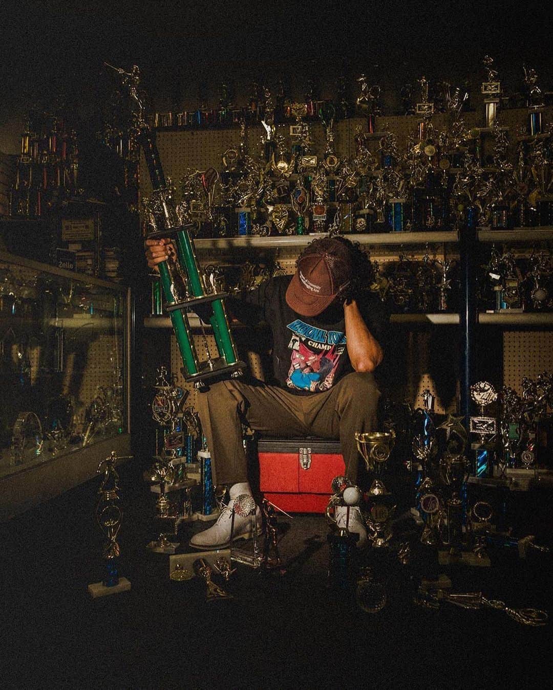 HYPEBEAST Japanのインスタグラム：「@hypegolf : @studentsgolf がマイケル・ジョーダンの次男マーカス・ジョーダンの主宰するセレクトショップ @trophyroomstore とタッグを組んだコラボコレクションをリリース。“Everyone sees the trophies. No one saw the pain”（ トロフィーの裏側には誰にも見られることのない痛み、努力、涙、汗がある）がコレクションのメッセージであり、デザインにもこのラインが含まれている。  ラインアップはグラフィック T シャツ、ゴルフ場で使い勝手の良いポロシャツ、モックネック、そして軽量ナイロンショーツが並んでいる。その中でも特に目立っているのが、トロフィーにキスをする人物のコミック風イラストが施されたグラフィック T シャツだ。中心には “REGIONAL TOUR CHAMP” と Trophy Room とのコラボレーションらしいテキストがバブルフォントで描かれている。カラーはブラックとホワイトの2色展開。 本コレクションはすでに Trophy Room のウェブサイトで販売中。日本への配送も行なっているようなので、ゲットしたい方は売り切れてしまう前にお早めに  Photo: @padronsmoker / Students Golf」