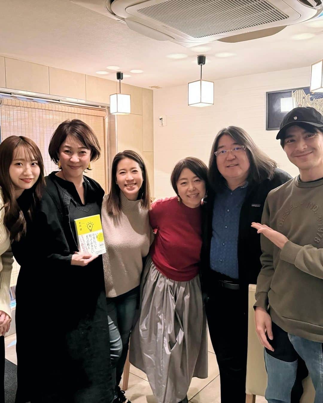 内田滋のインスタグラム：「ということで、昨日お会いした本田健さんを載せておきます。  うちの店、和食屋だれかれ@nakame_darekare に来てくれました。  やはり、素晴らしい方でした☺️  著書までサイン入りで頂きました。  ありがたや〜。  「自由に生きよう」」
