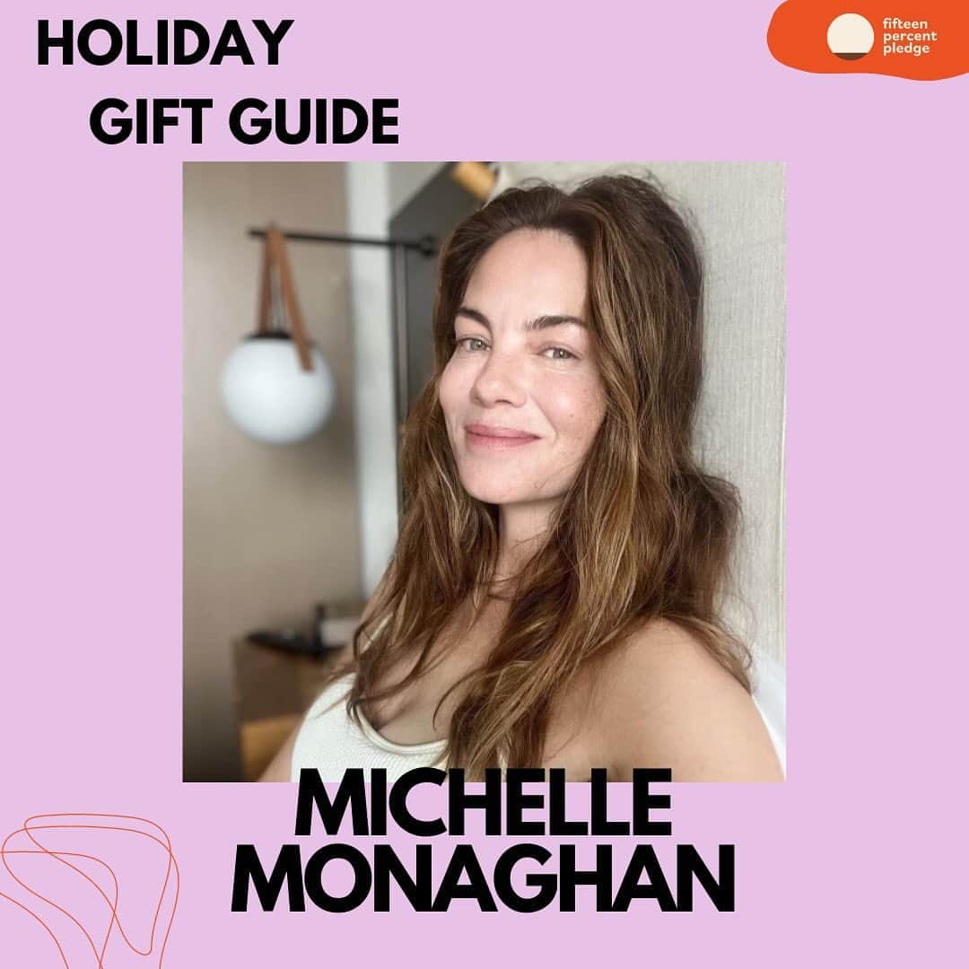 ミシェル・モナハンのインスタグラム：「As I wind up my 2023 Holiday gift guide, I wanted to share my personal favorite gift picks - all for under $50!! - and these are perfect pressies all year round ;) ♥️ Happy Holidays and wishing you a beautiful and bountiful year ahead!! 💫💫  1. @brothervellies has the coziest, cutest, and easiest stocking stuffer there is - Cloud Socks! They come in all different shades and are a really sweet gift that anyone would appreciate.  2. @satyasage candles smell so good! I love all the scents and their respective names - a perfect gift for the “Goddess”or the “Healer” in your life!  3. Easily among my favorite beauty products is anything @shanidarden . This is a perfect starter kit that anyone would be thrilled to receive!  4. For the honey lover in your life @zachandzoehoney is well, the bee’s knees! So many unique flavors that are countertop cute and a delicious staple in our home!  5. My steady travel companions are books by @lightwatkins. My particular favorite is Knowing Where to Look. It’s a consistent source of inspiration and reflection no matter how many times I read it.  6. For the fragrance lover in your life, look no further. @relevant.skin 13 Stems is reminiscent of fresh cut grass (my favorite scent in the world!) and this roller ball travel size is perfect for on the go!  7. I’m obsessed with everything that @lareunionstudio creates.  She upcycles these beautiful, vintage and oh so delicate napkins into a perfect, personal gift for that someone special. PS: her clothes are also a vision. Check her out. She’s a MUST.  8. I’m a Pilates fanatic and my instructor @physicalperfectionpilates makes the cutest sweatshirt for your Pilates crazed friend. That’s me. ;)  9. I love a beauty tool and this one works! An acupressure roller for the face, it gets circulation moving, depuffs, smooths and relaxes. Also, I think it just looks cool. And your friends will too. @thethingswedo.co」