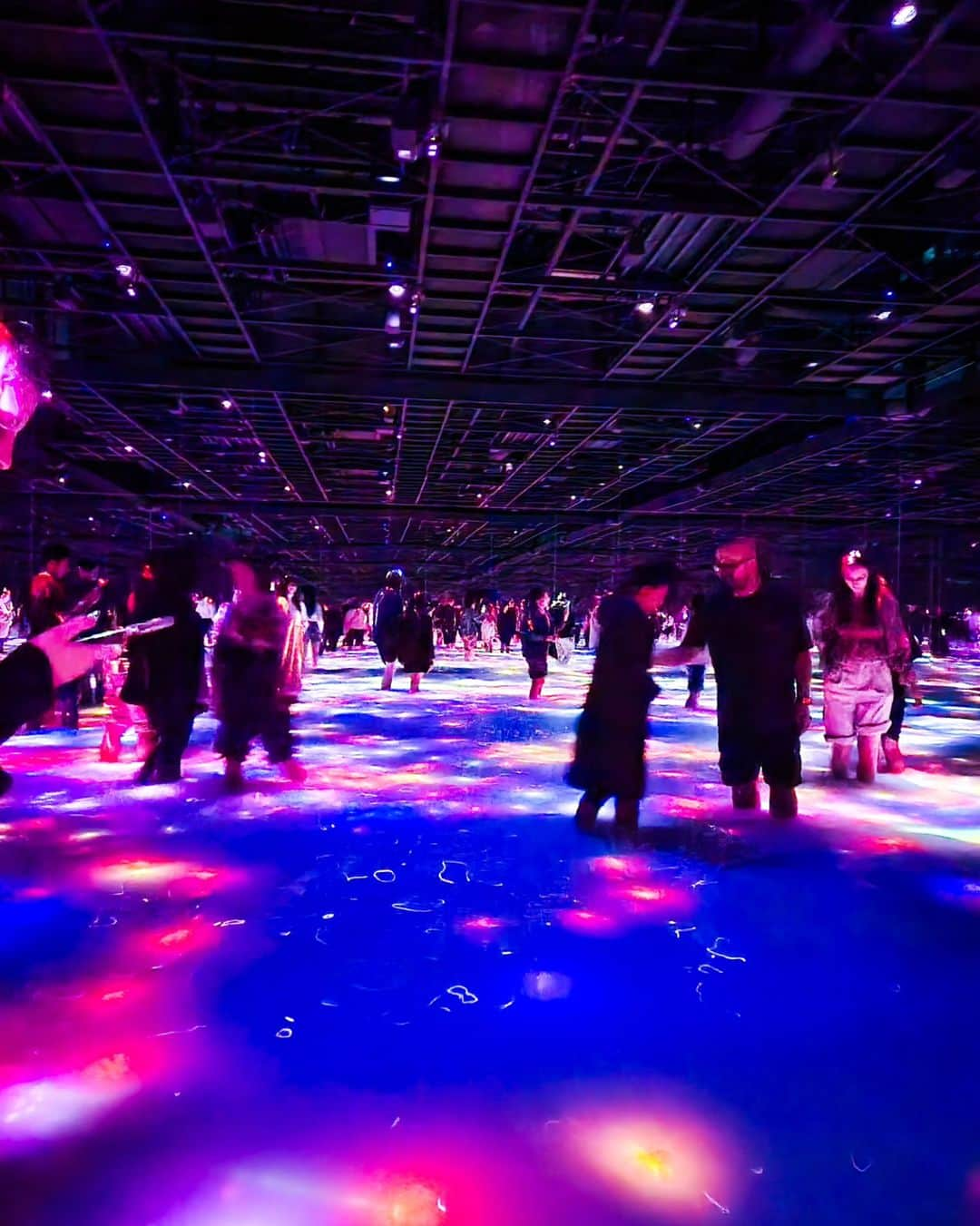 Hairmake Shinoさんのインスタグラム写真 - (Hairmake ShinoInstagram)「teamLab Planets TOKYO𓂃𓈒𓏸  ・  ・  ・  東京・豊洲の「チームラボプラネッツ」  超巨大な4つの作品空間 「水に入るミュージアムと花と一体化する庭園 」  📍teamLab Planets TOKYO 東京都江東区豊洲6-1-16   @teamlab.planets #art #artoftheday #artofinstagram #photography #photooftheday #チームラボ #デートスポット #東京観光 #東京旅行 #teamlab #teamlabplanets #チームラボプラネッツ #豊洲 PR」12月19日 19時23分 - hairmakeshino