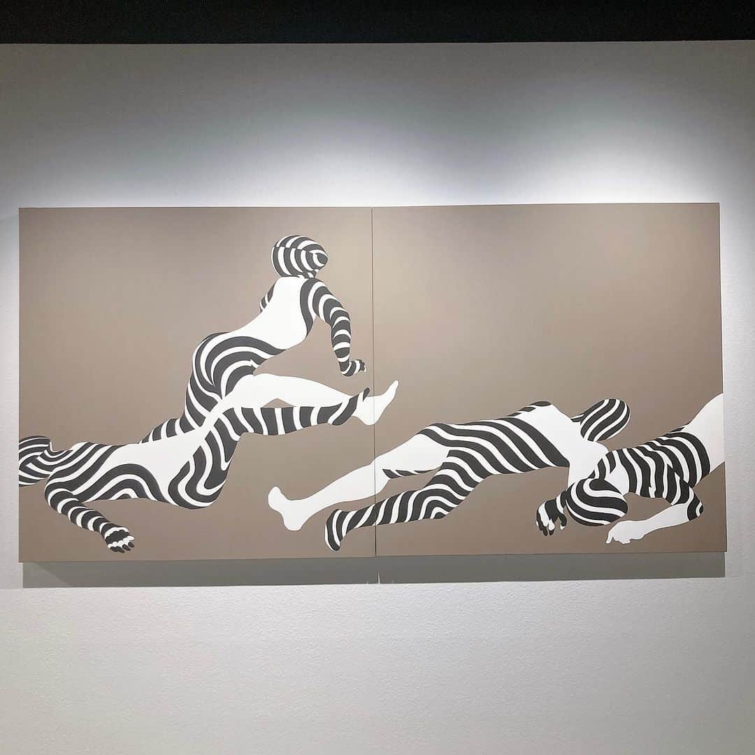 銀座 蔦屋書店さんのインスタグラム写真 - (銀座 蔦屋書店Instagram)「松山しげきの個展「これは人間ですか？」  松山しげきの個展「これは人間ですか？」を、FOAM CONTEMPORARYにて、2023年12月9日（土）～12月26日（火）の期間に開催中です。  松山しげきは、1998年よりイラストレーターとして制作活動を開始し、2011年以降はよりコンセプチュアルな作品制作を行う為にアーティストへと転身しました。現在は、国内外のギャラリーにて絵画・彫刻・インスタレーション作品を中心に発表しています。  インターネット上にアップロードされた人物の写真の目だけをトレースし、輪郭はモデルの人物とは全く異なる姿で幾何学模様のようなダズル迷彩を用いて描かれたポートレート作品《Portrait of dazzle》は、インターネットの匿名性や情報の不確かさが及ぼす危険性を表現した彼の代表作です。  本展のタイトル「これは人間ですか？」は、近年ネット上でよく目にする人間のように振る舞う「ボット」を警戒し、電子掲示板上に投げかけられた質問からつけられました。本展では、《Portrait of dazzle》のほか、そこから派生しボットをテーマにした作品《Portrait of dazzle(bot)》と、フェイクニュースの拡散をテーマにした新作《Clipping》を発表します。テクノロジーの進化とともにAI技術も私たちの生活とは切り離せない存在となった昨今で、技術や情報をどう取り扱うのかを鑑賞者に問いかけるような作品群が並びます。  ■アーティストプロフィール  松山しげき / アーティスト 1998年よりイラストレーターとして広告やプロダクトのイラスト制作を手掛け、2011年以降はよりコンセプチュアルな作品制作を行う為にアーティストへ転身し、現在では国内外のギャラリーにて絵画・彫刻・インスタレーション作品を中心に発表している。  2023「ナルキッソスは水面を見続ける」 / 東京 2023「Study:大阪関西国際芸術祭 ”二次元派展“」 / 大阪 2022「Fifty Shades of Grey」Geoffrey Bouillot × 松山しげき　/ パリ 2022「ubiquitous」松山しげき × feebee　/ 台北 2022「Portrait of Dazzle」/ ニューヨーク 2022「Portraits III Red room」/ 東京 2021「Duality」天野タケル×松山しげき　 / ベルリン 2021「アイジェンは世界を二次元で見る」 / 東京 2020  ドコモ x rooms 「みる、みられる。」 / 東京 2019「Communication : Dazzle room」 / 神奈川 2016「Paint it Black」/ 東京 2014「これは花ではない。」松山しげき × feebee　/ 埼玉 2011「UNEASINESS」 / 東京 他  ■販売について 展示作品は、会場とOIL by 美術手帖で販売中です。 ※OIL by 美術手帖では一部作品を販売しています。  ▶OIL by 美術手帖 https://oil.bijutsutecho.com/artist/1571    松山しげきの個展「これは人間ですか？」 会期 2023年12月9日（土）～12月26日（火）※終了⽇は変更になる場合があります。 時間 11：00～19：00 ※最終日は18時までとなります。 会場 FOAM CONTEMPORARY 定休日 月曜日 入場 無料 主催 銀座 蔦屋書店 協力 AaP/roidworksgallery お問い合わせ 03-3575-7755(営業時間内) / info.ginza@ccc.co.jp  ▶詳細はこちら https://store.tsite.jp/ginza/event/art/36524-2119001013.html    #松山しげき #現代アート #現代美術 #展覧会 #絵画展 #個展 #ShigekiMatsuyama #contemporaryart #contemporaryartist #tokyo #tokyoart #tokyoartgallery #gsix #ginzasix #当代艺术 #銀座 #蔦屋書店 #ginza #銀座蔦屋書店 #ginzatsutayabooks #tsutayabooks @sige_mt」12月19日 14時57分 - ginza_tsutayabooks