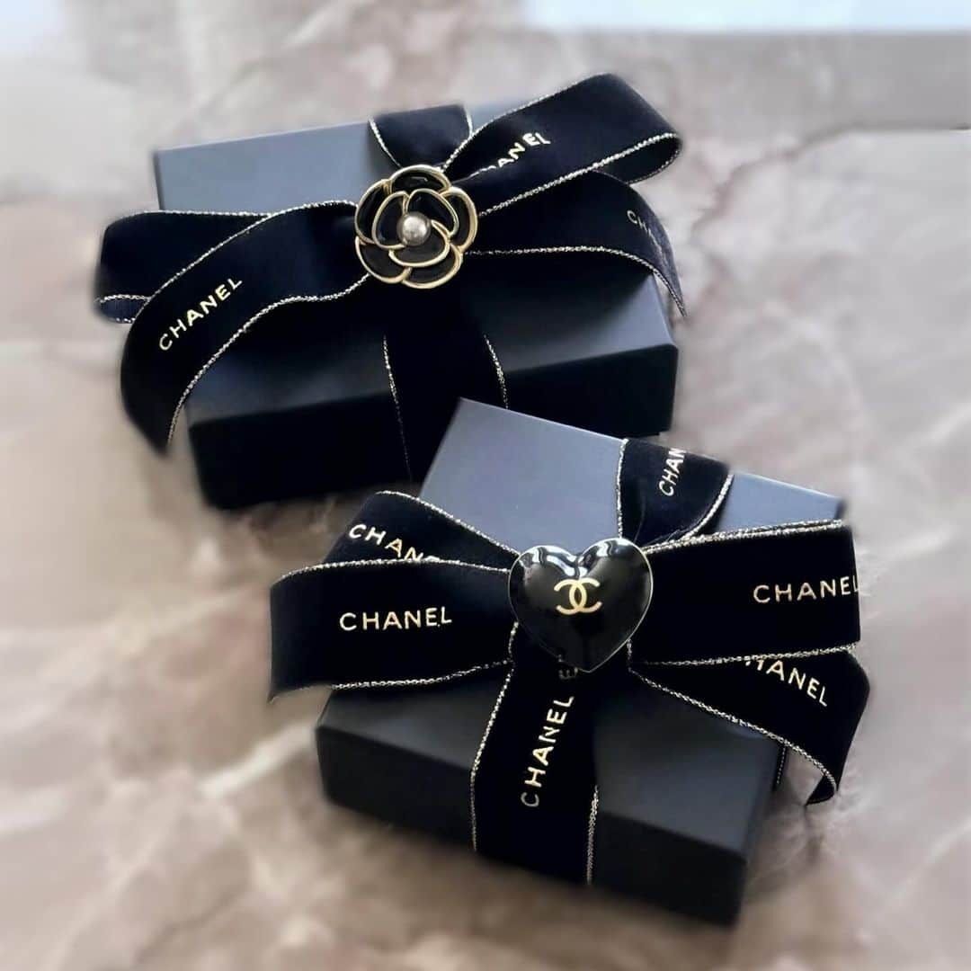 sayoko87のインスタグラム：「❥ ... ⁡ 𝐶𝐻𝐴𝑁𝐸𝐿🖤🤍 𝐻𝑂𝐿𝐼𝐷𝐴𝑌 𝑊𝑅𝐴𝑃𝑃𝐼𝑁𝐺🎄✨️  #chanel #chanelholiday #chanelholidaywrapping #chanelchristmas #chaneljewelry #chanelaccessories #chanelearrings #chanelpierce #chanellover #chanellove #chanelofficial #chanelcruise  ⁡ ⁡」