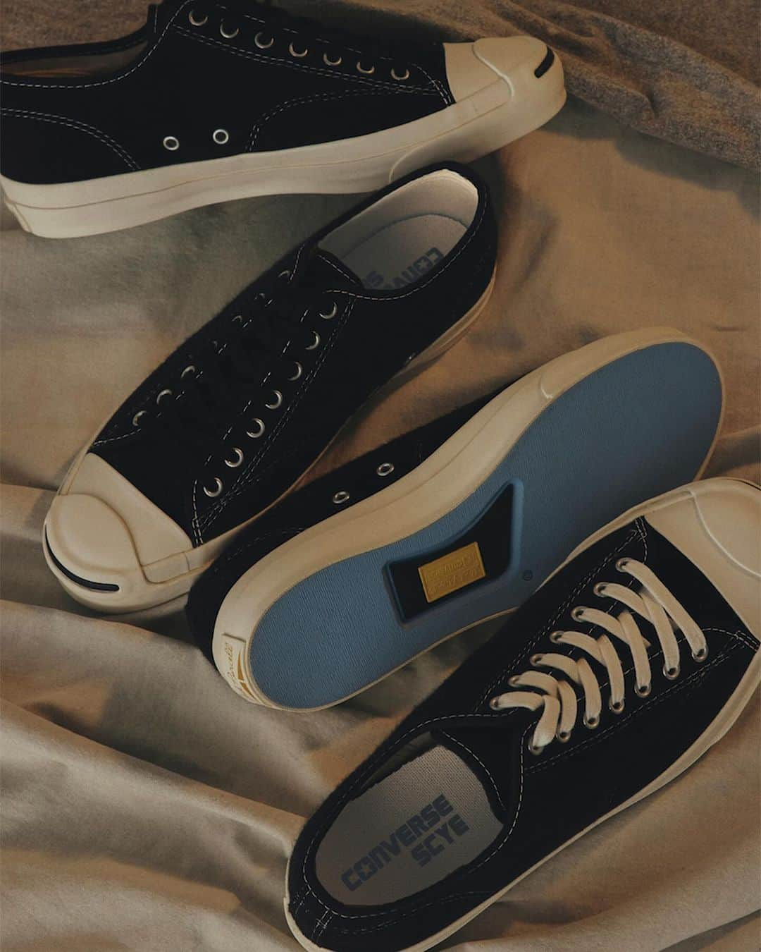 UNITED ARROWS さんのインスタグラム写真 - (UNITED ARROWS Instagram)「CONVERSE × SCYE "Jack Purcell Classic Scye" 2023年12月22日(金)発売  このモデルは1988年にリリースされたパイル地仕様の"Jack Purcell Classic"がベースとなっています。 アッパーには湿気を吸収しやすいテリークロスを採用。 ブラックにホワイトステッチを効かせたアッパーデザインに、アイコニックなヒールパッチはゴールドで表現。通常はレッドのアウトソールパッチはイエローに変更し、インソールにはCONVERSEとScyeのダブルネームがプリントされています。また、コットンシューレースはブラックとホワイトの2色が付属。  ¥19,800 ユナイテッドアローズ全店、ONLINEにて発売します。  #converse #scye #JackPuecell #UnitedArrows #ユナイテッドアローズ」12月19日 16時33分 - unitedarrows_official