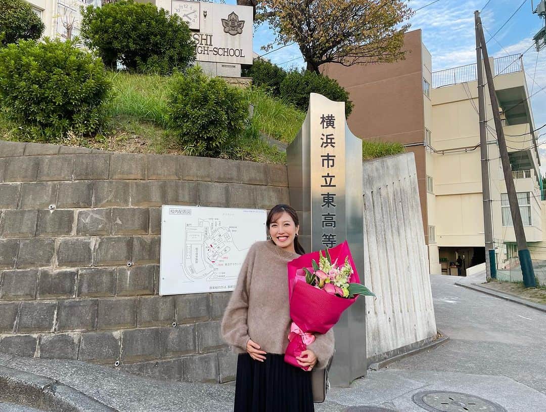 小澤陽子さんのインスタグラム写真 - (小澤陽子Instagram)「🏫  先日、ご縁があり15年ぶりに母校を訪れました👩🏻‍🎓🌸  🤳🏻写真、３枚目見てください！ 目元を隠しても伝わる、生徒のみんなの 明るさと元気っぷり…！！！😂🥹まさに太陽🌞  今ある自分の明るさも、ここで根付いた気がするなぁ…  1000人程の前でお話するということで 緊張気味だった私を 温かく迎え入れていただき、 貴重な経験をありがとうございました🌷  本当に幸せな１日で、心が満ち溢れた…🥲✨ 若返った気がする！笑  当たり前だけど生徒は全員入れ替わっているはずなのに その雰囲気というものは当時と全く変わらず、 本当に〝陽の空気〟に包まれていて、 こちらが沢山のパワーをいただきました😭💫  あ、ここだ。ただいまぁーー！という気持ちになりました。笑  妊娠した今、こうして母校に帰るのは なんだかとても感慨深く。  改めて、 当時１年間という留学を後押ししてくれた感謝の想いや、 母校への愛を再認識🙏🏻🌼  是非是非、失敗を恐れず！(自論: 失敗という物はない。笑) 限界を決めず！ 沢山色んな挑戦をして、未来を自由に描いていってね🎨🌈  また遊びに行きますっ♡♡  #ただいま #母校 #15年ぶりの再訪 #ARIGATO☻ #体育のみんな大好き大山先生が校長になっていたよ #食堂 #トレーニングルーム #通称トレル #ダンス部でした #ライスバーガー #全てが懐かしかった #60周年おめでとう🌸 #パワースポット⛲️」12月19日 16時42分 - yoko.ozawa729