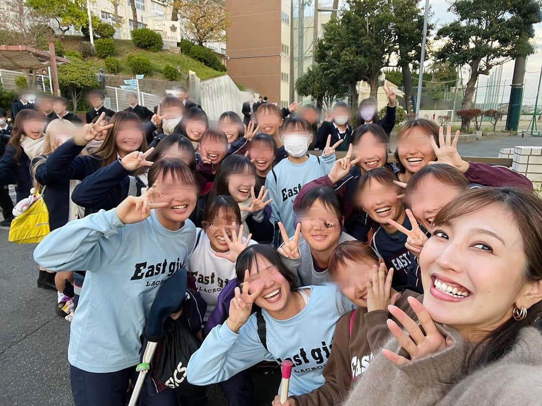 小澤陽子さんのインスタグラム写真 - (小澤陽子Instagram)「🏫  先日、ご縁があり15年ぶりに母校を訪れました👩🏻‍🎓🌸  🤳🏻写真、３枚目見てください！ 目元を隠しても伝わる、生徒のみんなの 明るさと元気っぷり…！！！😂🥹まさに太陽🌞  今ある自分の明るさも、ここで根付いた気がするなぁ…  1000人程の前でお話するということで 緊張気味だった私を 温かく迎え入れていただき、 貴重な経験をありがとうございました🌷  本当に幸せな１日で、心が満ち溢れた…🥲✨ 若返った気がする！笑  当たり前だけど生徒は全員入れ替わっているはずなのに その雰囲気というものは当時と全く変わらず、 本当に〝陽の空気〟に包まれていて、 こちらが沢山のパワーをいただきました😭💫  あ、ここだ。ただいまぁーー！という気持ちになりました。笑  妊娠した今、こうして母校に帰るのは なんだかとても感慨深く。  改めて、 当時１年間という留学を後押ししてくれた感謝の想いや、 母校への愛を再認識🙏🏻🌼  是非是非、失敗を恐れず！(自論: 失敗という物はない。笑) 限界を決めず！ 沢山色んな挑戦をして、未来を自由に描いていってね🎨🌈  また遊びに行きますっ♡♡  #ただいま #母校 #15年ぶりの再訪 #ARIGATO☻ #体育のみんな大好き大山先生が校長になっていたよ #食堂 #トレーニングルーム #通称トレル #ダンス部でした #ライスバーガー #全てが懐かしかった #60周年おめでとう🌸 #パワースポット⛲️」12月19日 16時42分 - yoko.ozawa729