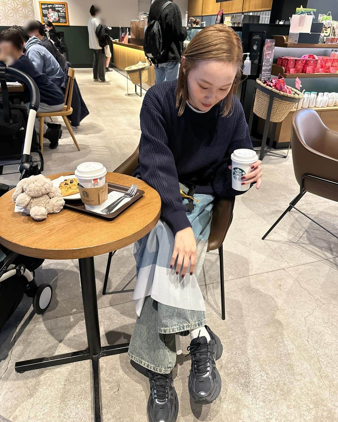 青木美緒のインスタグラム：「久しぶりに美容室行けてスッキリ💇🏻‍♀️💇🏻‍♀️☕️⛄️ 産後の抜け毛もようやく落ち着いてきた🥹 . 今年もあと2週間🎄🎄🧚 #生後5ヶ月 #令和5年ベビー」