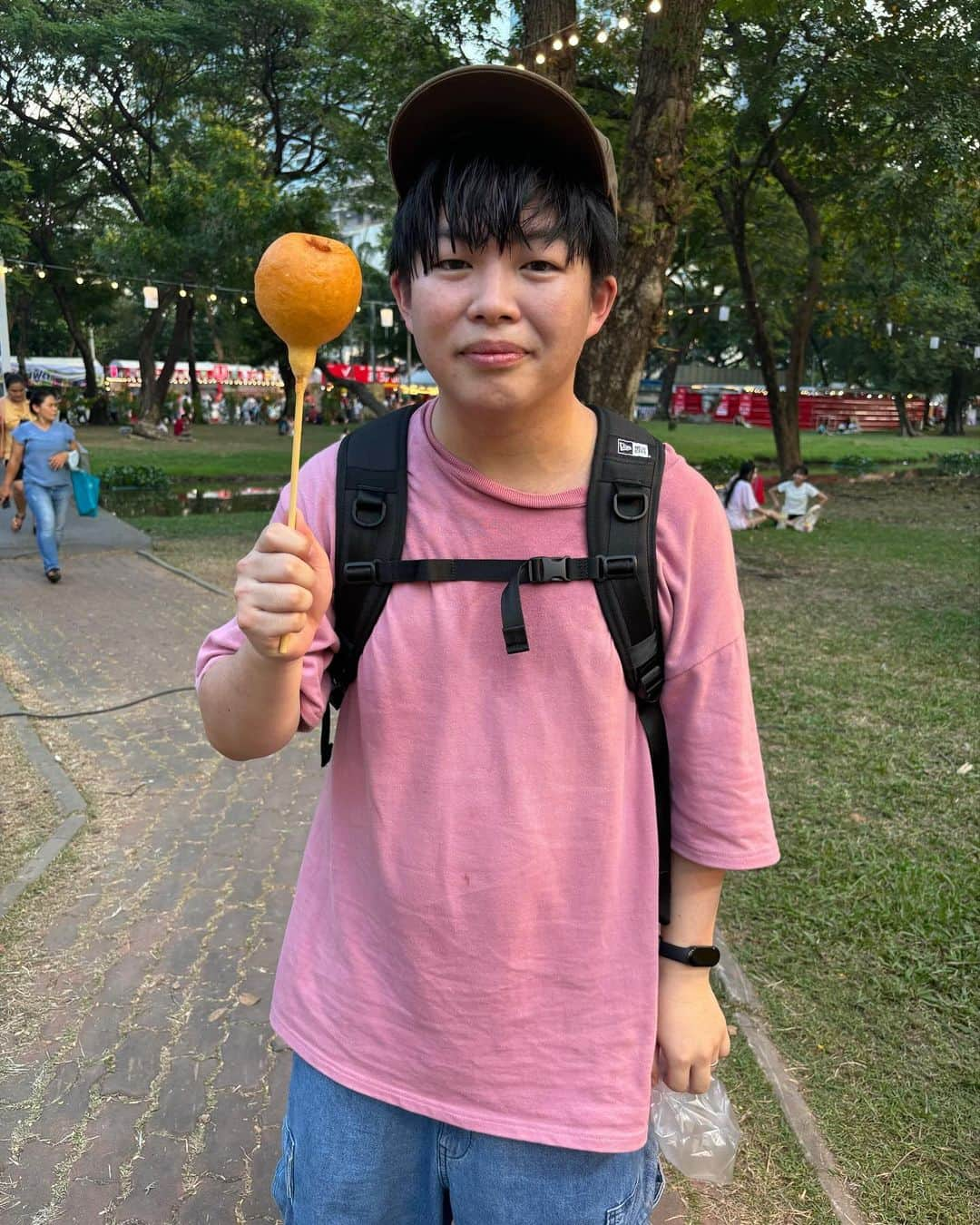 桜 稲垣早希さんのインスタグラム写真 - (桜 稲垣早希Instagram)「先日、ルンピニー公園で開催されてる赤十字フェアに行ってきました😊  ものすごい数のお店や屋台が出て、色んなステージがあり大盛り上がりでした  屋台ご飯食べて買い物してアヒルボート乗ってミニ遊園地でオオトカゲ見て帰りました😊 （詳しくはYouTube動画をご覧ください）  移動遊園地の遊具のデザインに生きるたくましさを感じました。  #桜稲垣早希 #りおなり #タイ移住 #3歳男の子育児 #海外子育てさ #タイ #バンコク #りおなり夫婦のビログ旅 #ルンピニー公園 #赤十字フェア #移動遊園地」12月19日 17時38分 - sakura_inagaki_saki