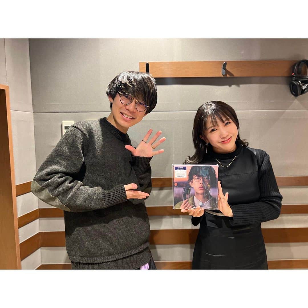 鬼頭由芽のインスタグラム：「・ 先週のレコレール☺️  12月13日（水）は 川崎鷹也さんがゲストでした👓 初のライブアルバム「生音vol.1 LIVE2023@ZEPP HANEDA」のお話や 地元栃木県の那須塩原のこと、 今年初挑戦した演技のお話などたくさん聞けました✨  更に15時台には この週の月ー木通し企画、グラミー賞のノミネートをみんなで聞くコーナーも✨  14日（木曜）は「大掃除」を特集！ 料理研究家でラク家事アドバイザーの島本美由紀 さんに 主にキッチン周りの大掃除のコツを聞きました✨  この日も15時台はグラミー賞一色☺️ がっつり音楽トークできて楽しかったです🎵  ディズニー100周年記念作品「WISH」のチケットプレゼント＆ディズニー愛を語れたのも幸せでした😌笑  聞き逃した方は一週間タイムフリーで聴けます！」