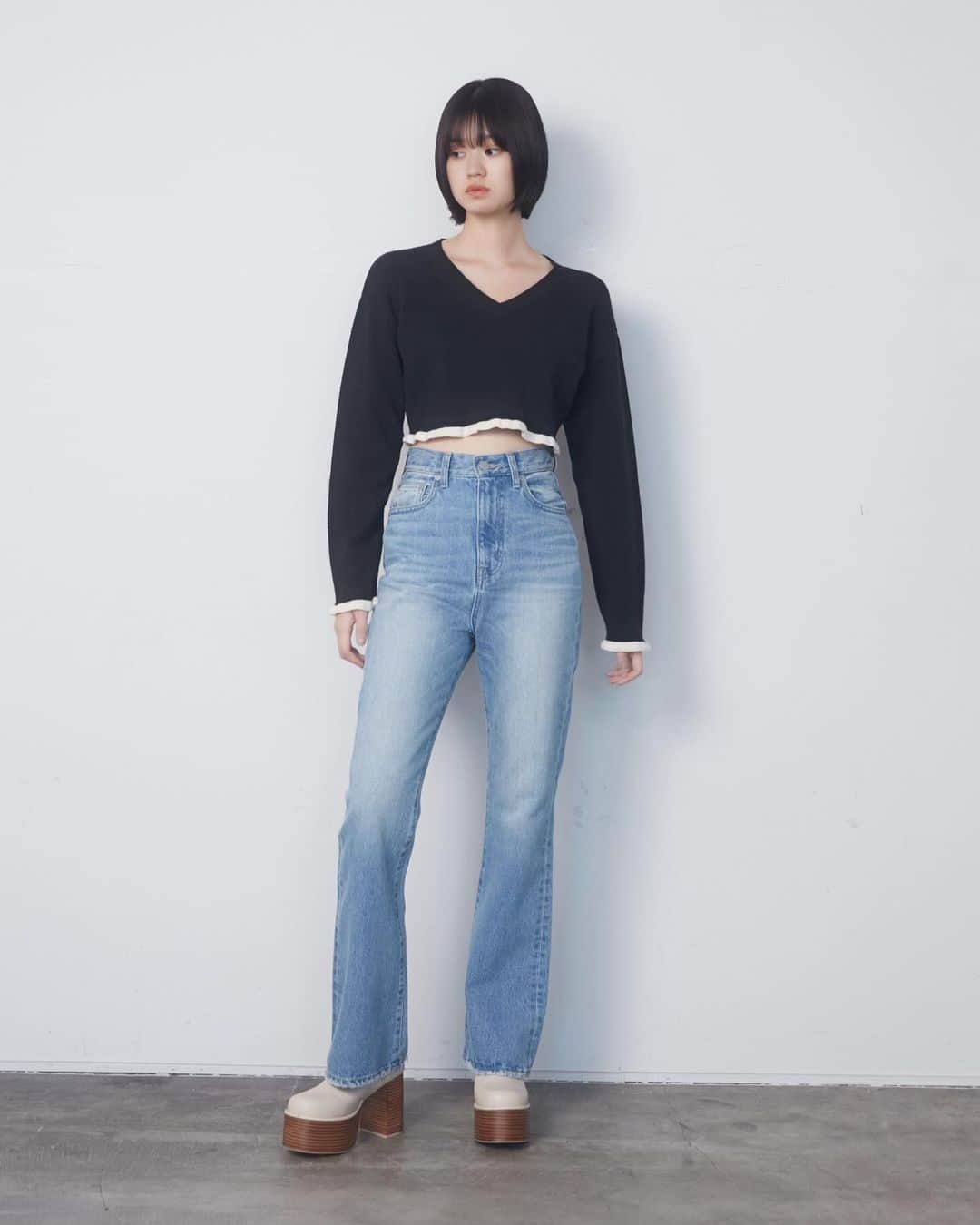 EMODAさんのインスタグラム写真 - (EMODAInstagram)「ㅤㅤㅤㅤㅤㅤㅤㅤㅤㅤㅤㅤ Pre order item  ・ V NECK FRILL SHORT KNIT ￥ 6,490 tax'in(1月発売予定) ・ VINTAGE LIKE H/W FLARE JENAS ￥ 12,980 tax'in(1月発売予定) ・ SIDE GORE ROUND BOOTS ￥ 16,280 tax'in(1月発売予定) ＿＿＿＿＿＿＿＿＿＿＿＿＿＿＿＿＿＿＿＿＿＿＿＿  ■FLYING SALE max70%OFF！！一足先に人気アイテムがSALE価格に！  ■NEW ITEM POINT×15 >12/1(fri)12:00-12/21(THU)23:59  ＿＿＿＿＿＿＿＿＿＿＿＿＿＿＿＿＿＿＿＿＿＿＿＿  詳細は( @emoda_official )のTOPのURL,storiesチェック✔️  ㅤㅤㅤ ㅤㅤㅤㅤㅤㅤ #EMODA #クロップドニット #フレアジーンズ #ハイウエストデニム #ショートブーツ #デニムコーデ #冬コーデ #RUNWAYchannel #2024 #January #winter @emoda_snap」12月19日 19時28分 - emoda_official