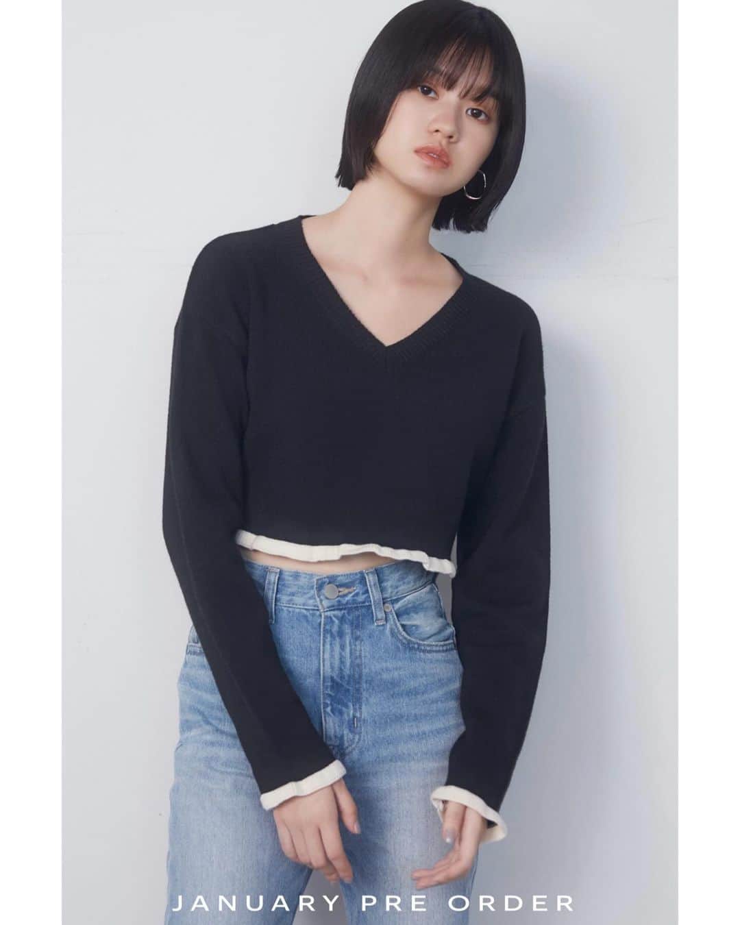 EMODAさんのインスタグラム写真 - (EMODAInstagram)「ㅤㅤㅤㅤㅤㅤㅤㅤㅤㅤㅤㅤ Pre order item  ・ V NECK FRILL SHORT KNIT ￥ 6,490 tax'in(1月発売予定) ・ VINTAGE LIKE H/W FLARE JENAS ￥ 12,980 tax'in(1月発売予定) ・ SIDE GORE ROUND BOOTS ￥ 16,280 tax'in(1月発売予定) ＿＿＿＿＿＿＿＿＿＿＿＿＿＿＿＿＿＿＿＿＿＿＿＿  ■FLYING SALE max70%OFF！！一足先に人気アイテムがSALE価格に！  ■NEW ITEM POINT×15 >12/1(fri)12:00-12/21(THU)23:59  ＿＿＿＿＿＿＿＿＿＿＿＿＿＿＿＿＿＿＿＿＿＿＿＿  詳細は( @emoda_official )のTOPのURL,storiesチェック✔️  ㅤㅤㅤ ㅤㅤㅤㅤㅤㅤ #EMODA #クロップドニット #フレアジーンズ #ハイウエストデニム #ショートブーツ #デニムコーデ #冬コーデ #RUNWAYchannel #2024 #January #winter @emoda_snap」12月19日 19時28分 - emoda_official