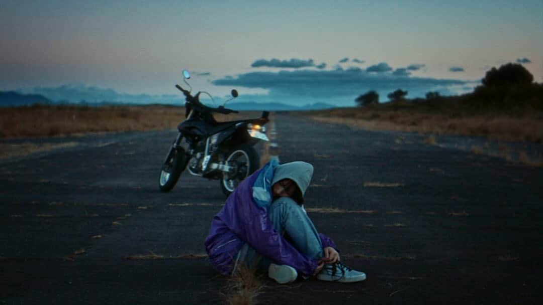 山田智和さんのインスタグラム写真 - (山田智和Instagram)「Awich「かくれんぼ」MVを監督しました。 New MusicVideo for @awich098  Starring: ele @elexxsun  Directed by Tomokazu Yamada  Cast Starring: ele(gutta)   INGE TAIYO HAYASHI YUMA KIMOTO SOTARO HONMA MANAMI GOTO RINA UNAI HAZUKI WATANABE   Director: TOMOKAZU YAMADA   Director of Photography: GAKU @gaku_0701  2nd Director of Photography: YAMATO SUGIMOTO @yamatosugimoto  Camera Chief: HIROSHI SHONO @h.sho45 , RIN HAMAMOTO @r____0__00  Camera Assistant: KOSEI HAYATA, YUTO YAMADA(SPICE), COURTNEY ANN Key Grip: RYOTA IDE(ID.grip) @idgrip    Gaffer: AKIHIRO NUMATA @__numata__  2nd Gaffer: SHOHEI NAKAGAWA Lighting Assistant: JIALIN REN, WATARU YOSHINAGA, TAISEI ISHIBUMI   Stylist: MASATAKA HATTORI(Hattori Pro.) @masataka_hattori  Stylist Assistant: MINAMI MURAMATSU, AYA ASAI   Hair: TOMOKO SATO Hair Assistant: KAORI YOSHIDA, AKEMI EZASHI  Make Up: CHIHIRO YAMADA Make Up Assistant: NATSUMI YAMAMOTO, THOMA, AMI MITSUYASU   Casting: YOKO YAMASHITA Bike stunt: YUTACARSTUNT   Offline Edit: TOMOKAZU YAMADA Title Design: YUKIO SUGAYA @yukio_sugaya_works  Colorist: TOSHIKI(Artone Film) @toshiki_kame  Online Edit / Compositor: SHUNSUKE ENDO(KICKS)   Location: ECHIGOYA STUDIO Location Manager: TAKESHI SAITOH, JUNAN CHOU, YOSHIAKI AIHARA,   Production Manager: ARISA KATO Production Staff: ISSEI YAMAZAKI, MARINA SUZUKI, AYANA NAKAMURA, YUNA FUNAKI, SHINICHI KASAHARA, RUI KAWAI Assistant Producer: SHUNSUKE TOMIKI Producer: MIZUKI OHNO @makkuron0502 , MISA NAKAMURA(CAVIAR) @misannn  Production: GEEK PICTURES  #Awich #かくれんぼ #THEUNION」12月19日 19時42分 - tomoymd