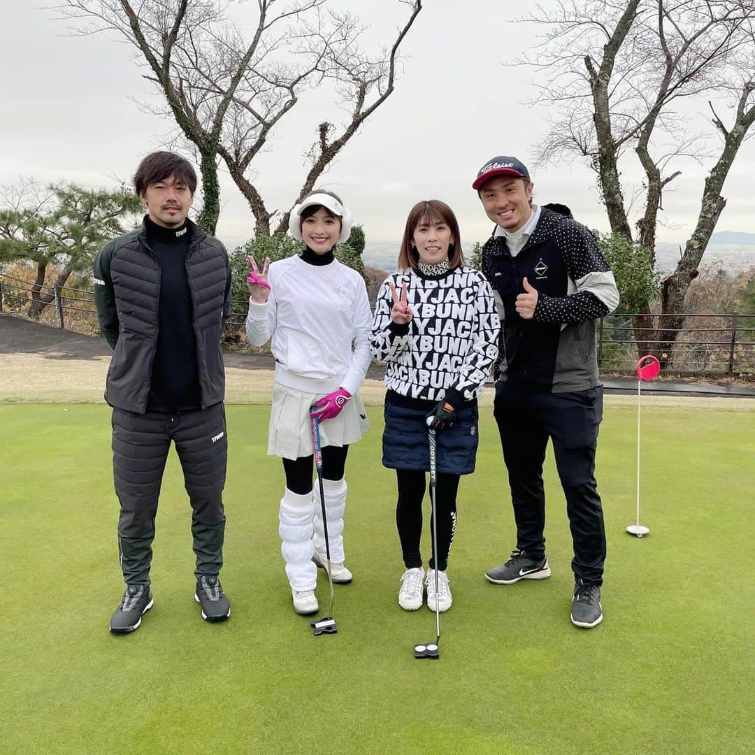 吉田沙保里のインスタグラム：「先日、このメンバーでゴルフ⛳️  めちゃくちゃ難しいコースだったけど、面白かった😆  ゴルフ場でロープウェイ？に乗ったのは初めて🚠😆  旅行みたいな気分で楽しく回れました😊  #ゴルフ #初顔合わせ #もっちーさん #だいさん #なすくん」